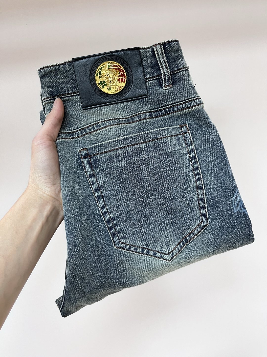 NO:141657,The main recommendation is Versace 2025 spring exclusively for new Versace trendy men's fashionable casual jeans, new spring pants, high-end European version original single trendy fashionable casual trousers, high breathability and comfort, impeccable details, brand element design concept, reflecting high quality. It presents casual cut, and the upper body style is excellent!  Number of codes 29-38 H2025 new model first release, versace, versace, jeans, alexander wang19860909主推 Versace 2025春季独家专供新款范思哲潮男时尚休闲牛仔裤,春季新款裤子 高端欧版原单潮流时尚休闲裤子 透气舒适度高,细节无可挑剔,品牌元素设计理念,体现高品质.呈现休闲裁剪,上身版型超赞！ 码数29-38 H2025新款首发,,versace,versace,jeans,alexander wang,Men's clothing