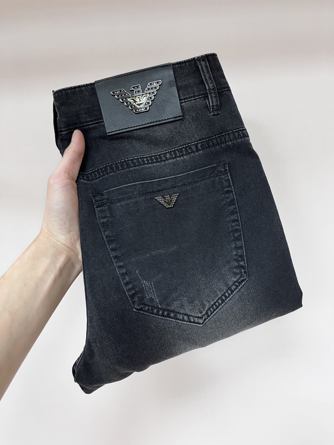 NO:141658,The main recommendation is Armani 2025 spring exclusively for new Armani trendy men's fashionable casual jeans, new spring pants, high-end European version original single trendy fashionable casual trousers, high breathability and comfort, impeccable details, brand element design concept, reflecting high quality. It presents casual cut, and the upper body style is superb!  Number of codes 29-38 H2025 new model first release, Armani, Armani, Jeans, Alexander wang19860909主推 Armani 2025春季独家专供新款阿玛尼潮男时尚休闲牛仔裤,春季新款裤子 高端欧版原单潮流时尚休闲裤子 透气舒适度高,细节无可挑剔,品牌元素设计理念,体现高品质.呈现休闲裁剪,上身版型超赞！ 码数29-38 H2025新款首发,,armani,armani,jeans,alexander wang,Men's clothing