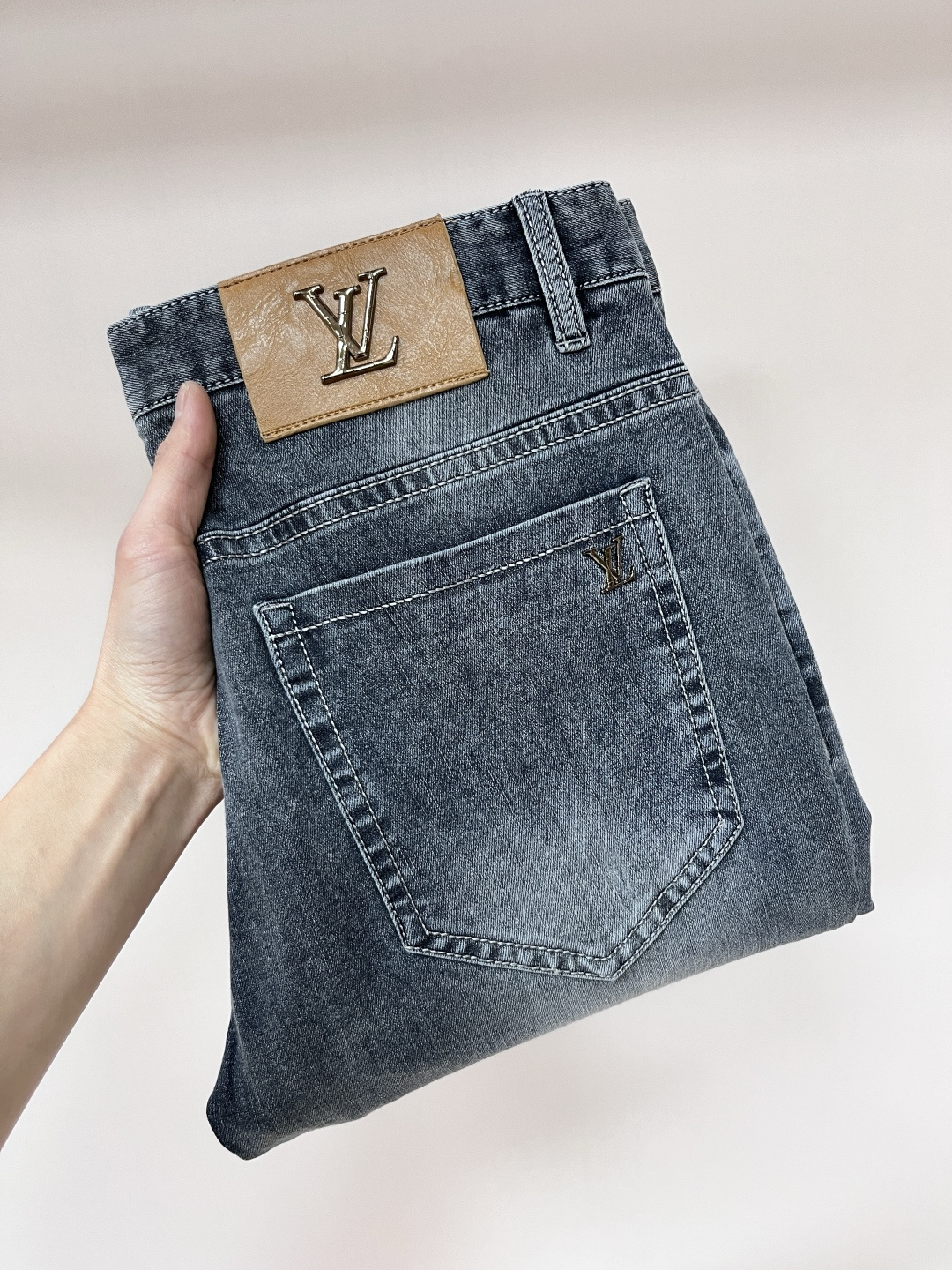 NO:141660,The main recommendation is LV 2025 spring exclusively for new donkey brand fashion men's fashionable casual jeans, new spring pants, high-end European version original single trend fashionable casual trousers, high breathability and comfort, impeccable details, brand element design concept, reflecting high quality. It presents casual cut, and the upper body style is superb!  Number of codes 29-38 H2025 new model first release, louis vuitton,louis vuitton,jeans,alexander wang19860909主推 LV 2025春季独家专供新款驴牌潮男时尚休闲牛仔裤,春季新款裤子 高端欧版原单潮流时尚休闲裤子 透气舒适度高,细节无可挑剔,品牌元素设计理念,体现高品质.呈现休闲裁剪,上身版型超赞！ 码数29-38 H2025新款首发,,louis vuitton,louis vuitton,jeans,alexander wang,Men's clothing