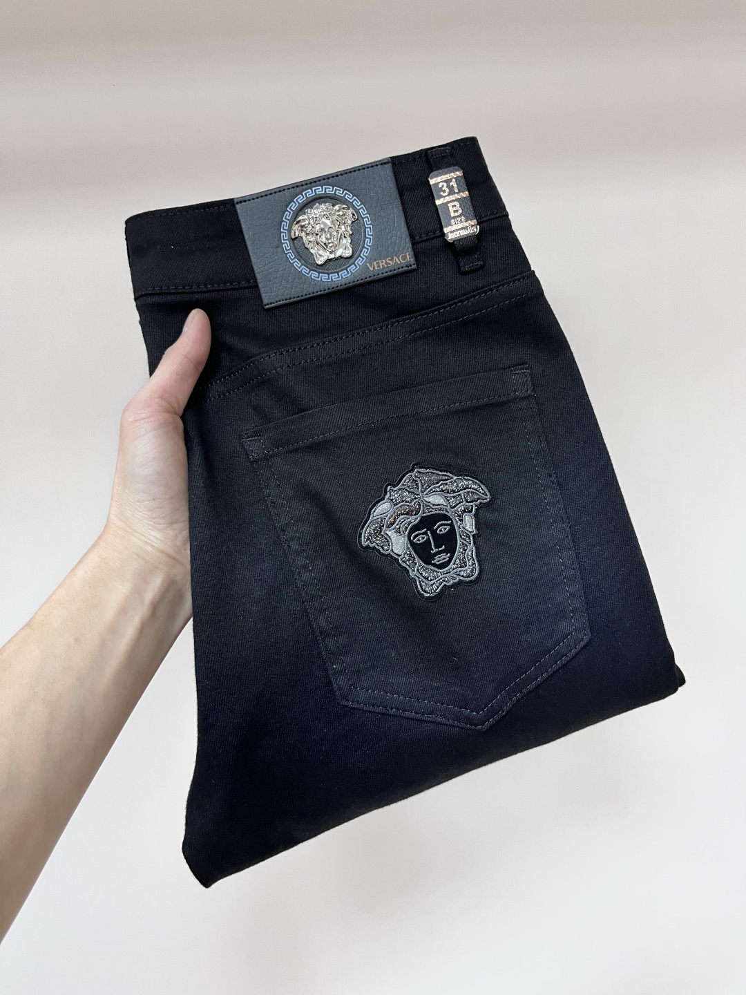 NO:141663,The main recommendation is Versace 2025 spring exclusively for new Versace trendy men's fashionable casual jeans, new spring pants, high-end European version original single trendy fashionable casual trousers, high breathability and comfort, impeccable details, brand element design concept, reflecting high quality. It presents casual cut, and the upper body style is excellent!  Number of codes 29-38 H2025 new model first release, versace, versace, jeans, alexander wang19860909主推 Versace 2025春季独家专供新款范思哲潮男时尚休闲牛仔裤,春季新款裤子 高端欧版原单潮流时尚休闲裤子 透气舒适度高,细节无可挑剔,品牌元素设计理念,体现高品质.呈现休闲裁剪,上身版型超赞！ 码数29-38 H2025新款首发,,versace,versace,jeans,alexander wang,Men's clothing