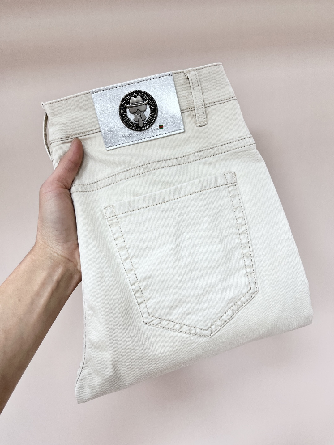 NO:141665,The main recommendation is Fendi 2025 spring exclusively for new Fendi trendy men's fashionable casual jeans, new spring pants, high-end European version original single trendy fashionable casual trousers, high breathability and comfort, impeccable details, brand element design concept, reflecting high quality. It presents casual cut, and the upper body style is excellent!  Number of codes 29-38 H2025 new model first release, fendi, fendi, jeans, alexander wang19860909主推 Fendi 2025春季独家专供新款芬迪潮男时尚休闲牛仔裤,春季新款裤子 高端欧版原单潮流时尚休闲裤子 透气舒适度高,细节无可挑剔,品牌元素设计理念,体现高品质.呈现休闲裁剪,上身版型超赞！ 码数29-38 H2025新款首发,,fendi,fendi,jeans,alexander wang,Men's clothing