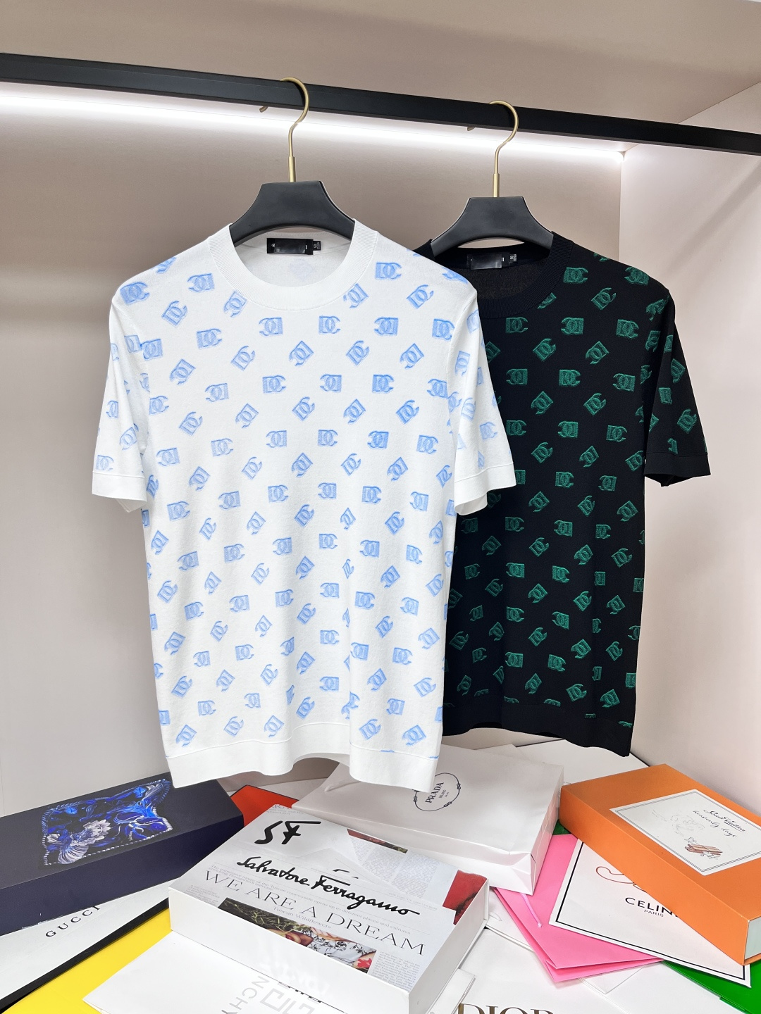 NO:141673,The main recommendation Dior is exclusively designed for the new spring Dior fashion casual round neck short sleeves, mulberry silk knitted short sleeves, cool, breathable and sweat-absorbing original single craft high-end European version original single T-shirt, trendy and fashionable casual half-sleeved, high breathable and comfortable, impeccable details, brand element design concept, reflecting high quality. It presents casual cut, and the upper body style is excellent!  Code Number M-3XL H2025 new model first release, dior, dior, T-shirt, tees, t-shirt, alexander wang19860909主推 Dior 独家专供春季新款迪奥时尚休闲圆领短袖,桑蚕丝针织起脚短袖,凉爽透气吸汗原单工艺高端欧版原单T恤,潮流时尚休闲半袖 透气舒适度高,细节无可挑剔,品牌元素设计理念,体现高品质.呈现休闲裁剪,上身版型超赞！码数M-3XL H2025新款首发,,dior,dior,T-shirt,tees，t-shirt,alexander wang,Men's clothing