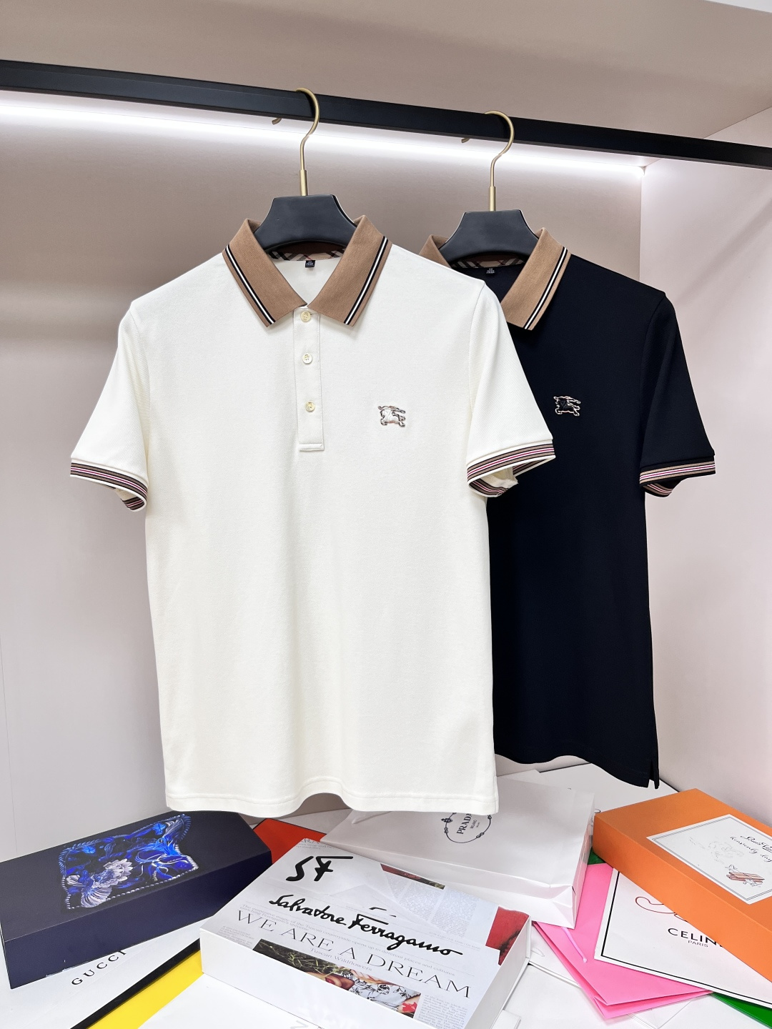 NO:141676,The main recommendation Burbeery is exclusively designed for spring new Burberry fashion casual lapel short sleeves, mercerized pure cotton short sleeves, cool, breathable and sweat-absorbing original single craft high-end European version original single T-shirt, trendy and fashionable casual half-sleeved, breathable and comfortable, impeccable details, brand element design concept, reflecting high quality. It presents casual cut, and the upper body style is superb!  Code Number M-3XL H2025 new model first launch, burberry, burberry, T-shirt, tees, t-shirt, alexander wang19860909主推 Burbeery 独家专供春季新款巴宝莉时尚休闲翻领短袖,丝光纯棉短袖,凉爽透气吸汗原单工艺高端欧版原单T恤,潮流时尚休闲半袖 透气舒适度高,细节无可挑剔,品牌元素设计理念,体现高品质.呈现休闲裁剪,上身版型超赞！码数M-3XL H2025新款首发,,burberry,burberry,T-shirt,tees，t-shirt,alexander wang,Men's clothing