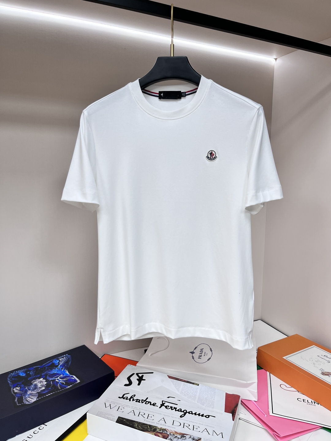 NO:141682,The main recommendation Moncler is exclusively designed for spring new styles of masked fashion casual round neck short sleeves, mercerized pure cotton short sleeves, cool breathable sweat-absorbing original single craft high-end European version original single T-shirt, trendy and fashionable casual half-sleeved, high breathable and comfortable, impeccable details, brand element design concept, reflecting high quality. It presents casual cut, and the upper body style is excellent!  M-3XL H2025 new model debut, christian louboutin, Moncler, T-shirt, tees, t-shirt, alexander wang19860909主推 Moncler 独家专供春季新款蒙口时尚休闲圆领短袖,丝光纯棉短袖,凉爽透气吸汗原单工艺高端欧版原单T恤,潮流时尚休闲半袖 透气舒适度高,细节无可挑剔,品牌元素设计理念,体现高品质.呈现休闲裁剪,上身版型超赞！码数M-3XL H2025新款首发,,christian louboutin,Moncler,T-shirt,tees，t-shirt,alexander wang,Men's clothing