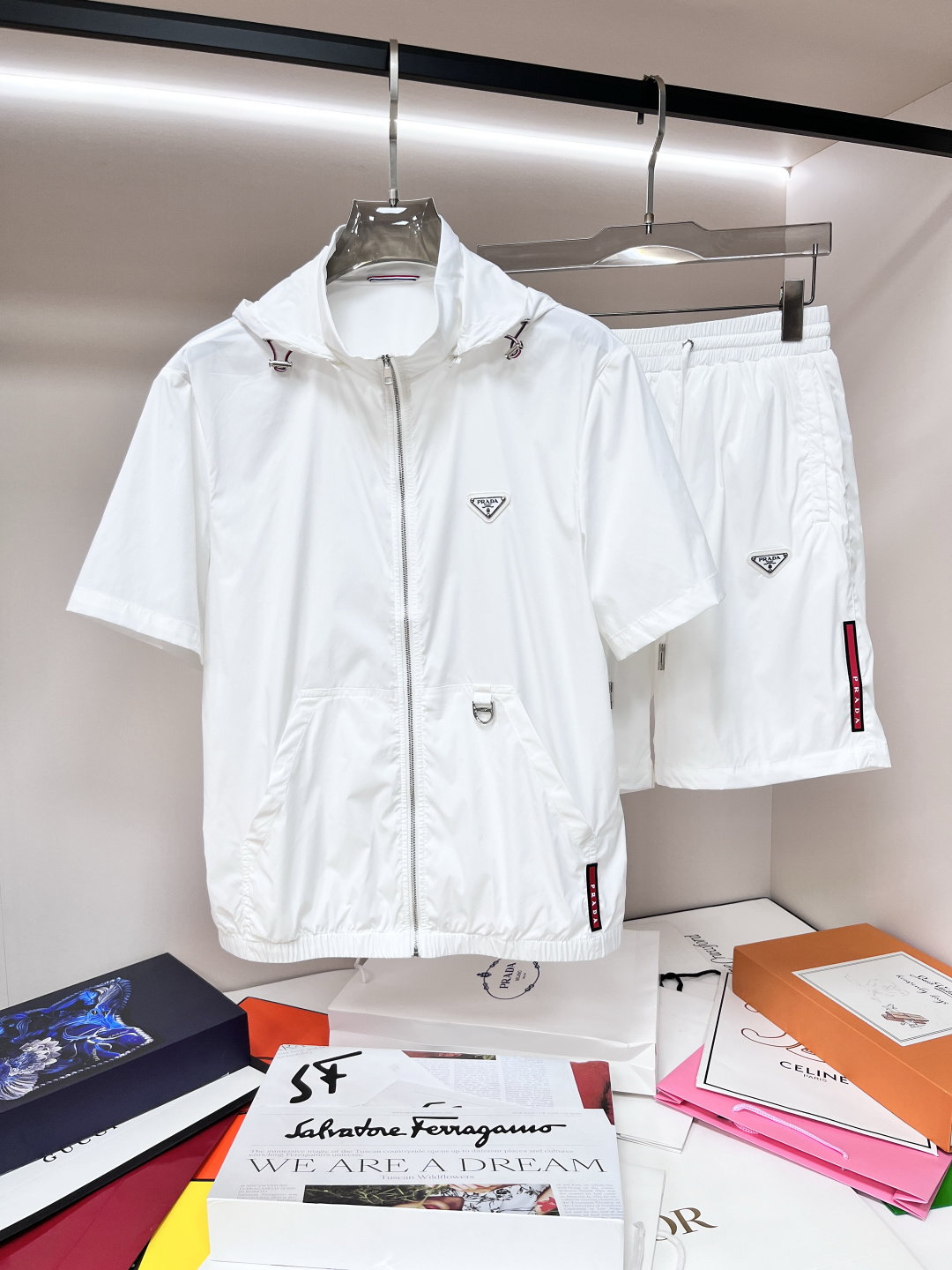 NO:141685,The latest fashion designer Prada hooded short-sleeved cardigan with shorts suit is recommended by the main Prada early spring model 2025. The details show the high-end structural tailoring design changes in the design to show the diverse image changes of men, slim and neat, tailoring, and satisfy the popular multi-layered outfits nowadays, and the versatile style of life!  Number of codes 48-56 H2025 new model first release, prada, prada, shorts, T-shirt, hats, alexander wang19860909主推 Prada 早春款2025最新款时尚设计师款普拉达连帽短袖开衫搭配短裤套装,处处细节显工艺足够的高级结构性剪裁的设计改变来展现男士多样的形象变化,修身利落、剪裁合体,满足时下正流行的多层次穿搭,生活百搭款式！ 码数48-56 H2025新款首发,,prada,prada,shorts,T-shirt,hats,alexander wang,Men's clothing