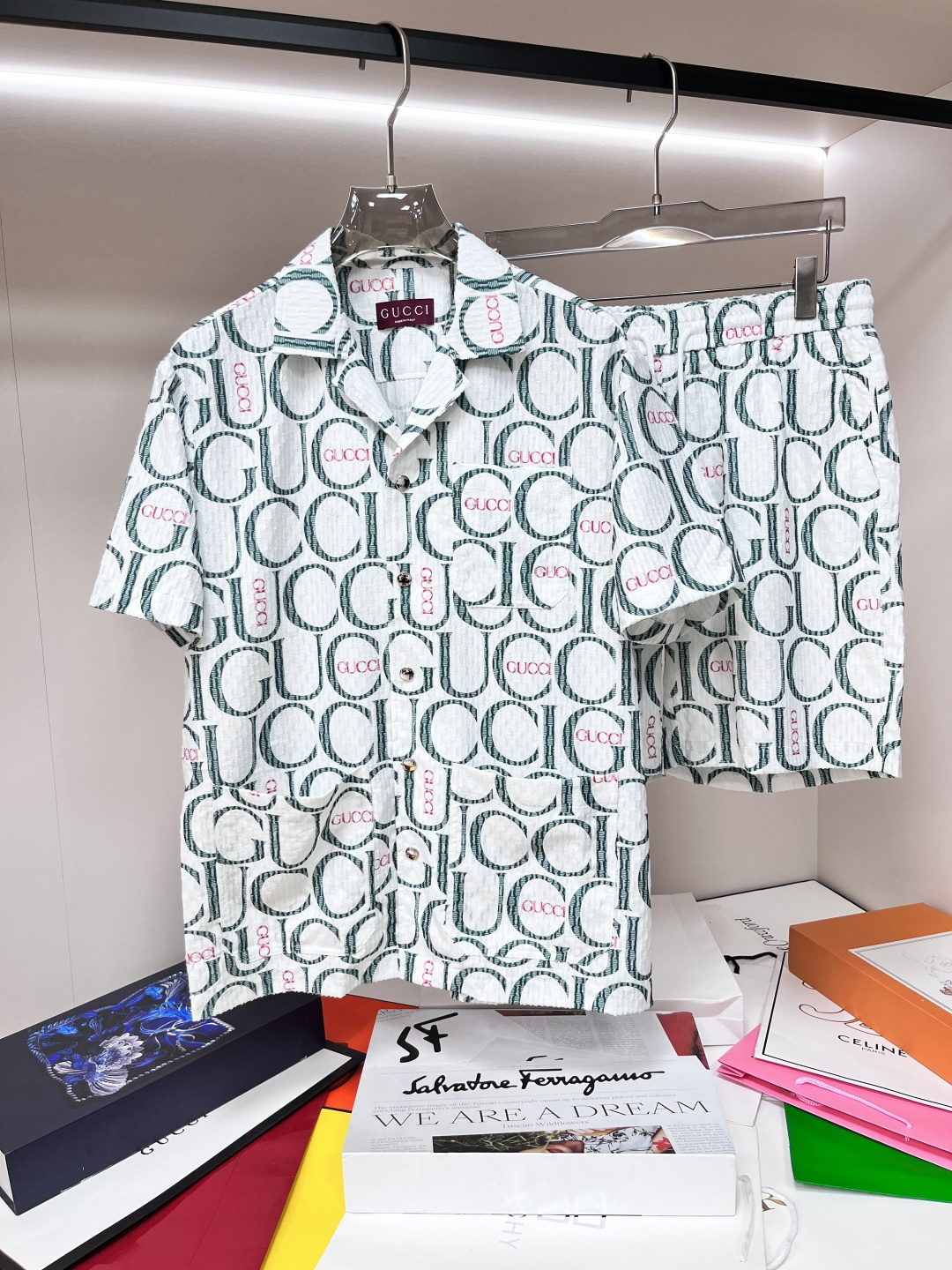 NO:150745,The latest fashion designer Gucci short-sleeved cardigan set in 2025 is mainly recommended. The details show the high-end structural tailoring design changes to show the diverse image changes of men, which are slim and neat, and tailoring, satisfying the popular multi-layered outfits and versatile styles of life!  Number of codes 48-56 H2025 new model first release, gucci, gucci, T-shirt, alexander wang19860909主推 Gucci 早春款2025最新款时尚设计师款古驰短袖批领开衫套装,处处细节显工艺足够的高级结构性剪裁的设计改变来展现男士多样的形象变化,修身利落、剪裁合体,满足时下正流行的多层次穿搭,生活百搭款式！ 码数48-56 H2025新款首发,,gucci,gucci,T-shirt,alexander wang,Men's clothing