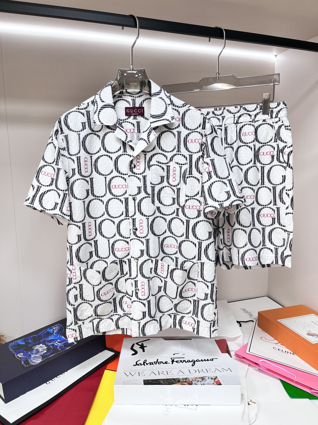 NO:150751,The latest fashion designer Gucci short-sleeved cardigan set in 2025 is mainly recommended. The details show the high-end structural tailoring design changes to show the diverse image changes of men, slim and neat, tailoring, and satisfy the popular multi-layered outfits nowadays, and the versatile style of life!  Number of codes 48-56 H2025 new model first release, gucci, gucci, T-shirt, alexander wang19860909主推Gucci 早春款2025最新款时尚设计师款古驰短袖批领开衫套装,处处细节显工艺足够的高级结构性剪裁的设计改变来展现男士多样的形象变化,修身利落、剪裁合体,满足时下正流行的多层次穿搭,生活百搭款式！ 码数48-56 H2025新款首发,,gucci,gucci,T-shirt,alexander wang,Men's clothing