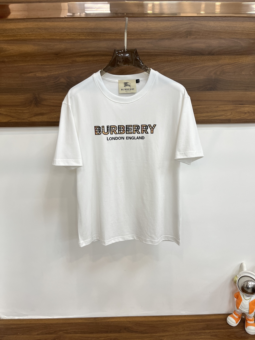 NO:141678,The main recommendation Burberry is exclusively designed for the new spring Burberry fashion casual round neck short sleeves, wide version high-density 320g pure cotton fabric, high-end needle embroidery, high-end European version original single T-shirt, trendy and fashionable casual half-sleeved, breathable and comfortable, impeccable details, brand element design concept, reflecting high quality. It presents casual cut, and the upper body style is superb!  Number of codes 48-56 H2025 new model first launch, burberry, burberry, T-shirt, tees, t-shirt, alexander wang19860909主推 Burberry 独家专供春季新款巴宝莉时尚休闲圆领短袖,阔版高密度320克纯棉面料,高级密针刺绣、高端欧版原单T恤,潮流时尚休闲半袖 透气舒适度高,细节无可挑剔,品牌元素设计理念,体现高品质.呈现休闲裁剪,上身版型超赞！码数48-56 H2025新款首发,,burberry,burberry,T-shirt,tees，t-shirt,alexander wang,Men's clothing