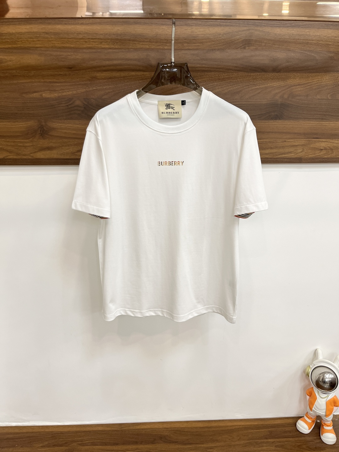 NO:141684,The main recommendation Burberry is exclusively designed for the new spring Burberry fashion casual round neck short sleeves, wide version high-density 320g pure cotton fabric, high-end needle embroidery, high-end European version original single T-shirt, trendy and fashionable casual half-sleeved, breathable and comfortable, impeccable details, brand element design concept, reflecting high quality. It presents casual cut, and the upper body style is superb!  Number of codes 48-56 H2025 new model first launch, burberry, burberry, T-shirt, tees, t-shirt, alexander wang19860909主推 Burberry 独家专供春季新款巴宝莉时尚休闲圆领短袖,阔版高密度320克纯棉面料,高级密针刺绣、高端欧版原单T恤,潮流时尚休闲半袖 透气舒适度高,细节无可挑剔,品牌元素设计理念,体现高品质.呈现休闲裁剪,上身版型超赞！码数48-56 H2025新款首发,,burberry,burberry,T-shirt,tees，t-shirt,alexander wang,Men's clothing