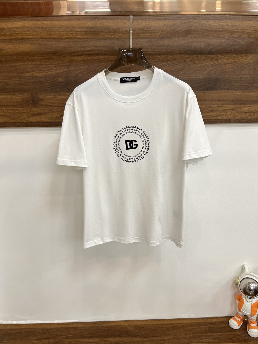 NO:141686,The main recommendation D&G is exclusively designed for the new spring Dolce & Gabbana fashion casual round neck short sleeves, wide version high-density 320g pure cotton fabric, high-end needle embroidery, high-end European version original single T-shirt, trendy and fashionable casual half-sleeved, high breathable and comfortable, impeccable details, brand element design concept, reflecting high quality. It presents casual cut, and the upper body style is superb!  Number of codes 48-56 H2025 new model first release, Dolce & Gabbana, Dolce & Gabbana, T-shirt, tees, t-shirt, alexander wang19860909主推 D&G 独家专供春季新款杜嘉班纳时尚休闲圆领短袖,阔版高密度320克纯棉面料,高级密针刺绣、高端欧版原单T恤,潮流时尚休闲半袖 透气舒适度高,细节无可挑剔,品牌元素设计理念,体现高品质.呈现休闲裁剪,上身版型超赞！码数48-56 H2025新款首发,,Dolce&Gabbana,Dolce&Gabbana,T-shirt,tees，t-shirt,alexander wang,Men's clothing