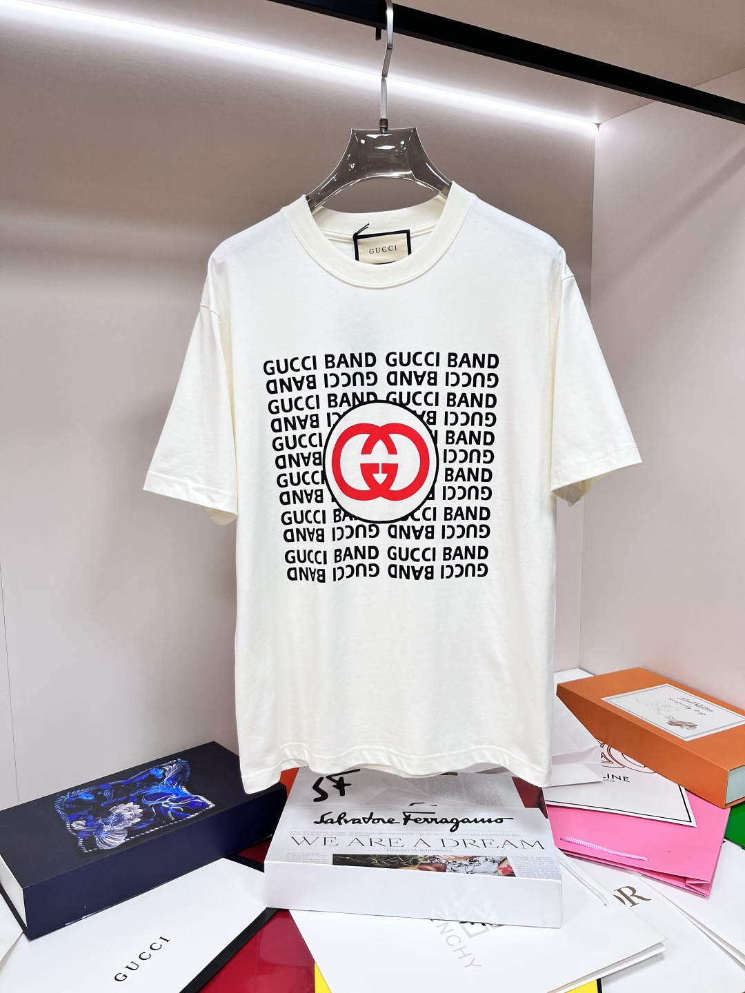 NO:415469,The main recommendation Gucci is exclusively designed for the new spring Gucci fashion casual round neck short sleeves, pure cotton fabric original single craft high-end European version original single T-shirt, trendy and fashionable casual half-sleeved, breathable and comfortable, impeccable details, brand element design concept, reflecting high quality. It presents casual cut, and the upper body style is superb!  Code number Xs-XL H2025 new model first release, gucci, gucci, T-shirt, tees, t-shirt, alexander wang19860909主推 Gucci 独家专供春季新款古驰时尚休闲圆领短袖,纯棉面料原单工艺高端欧版原单T恤,潮流时尚休闲半袖 透气舒适度高,细节无可挑剔,品牌元素设计理念,体现高品质.呈现休闲裁剪,上身版型超赞！ 码数Xs-XL H2025新款首发,,gucci,gucci,T-shirt,tees，t-shirt,alexander wang,Men's clothing