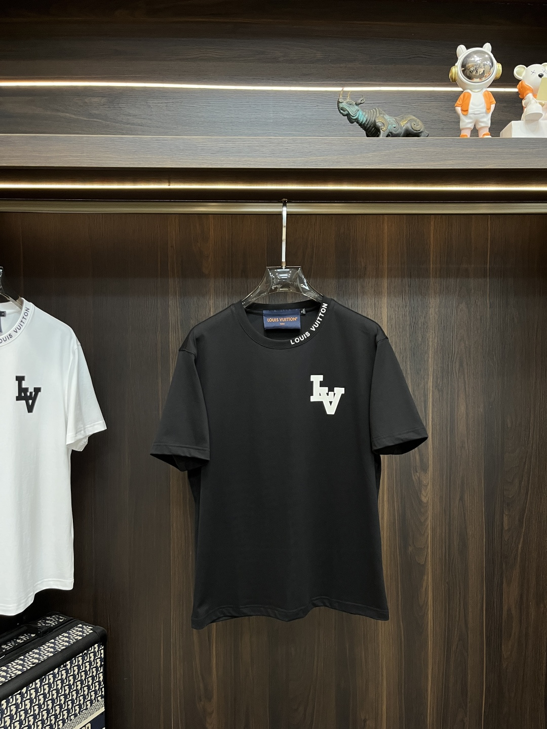 NO:152835,The main recommendation LV is exclusively designed for spring new donkey brand fashionable casual round neck short sleeves, wide version high-density 280g pure cotton fabric, high-end needle embroidery, high-end European version original single T-shirt, trendy and fashionable casual half-sleeved, high breathable and comfortable, impeccable details, brand element design concept, reflecting high quality. It presents casual cut, and the upper body style is superb!  48-56 H new model first release, louis vuitton,louis vuitton,t-shirt,tees,t-shirt,alexander wang19860909主推 LV 独家专供春季新款驴牌时尚休闲圆领短袖,阔版高密度280克纯棉面料,高级密针刺绣、高端欧版原单T恤,潮流时尚休闲半袖 透气舒适度高,细节无可挑剔,品牌元素设计理念,体现高品质.呈现休闲裁剪,上身版型超赞！码数48-56 H新款首发,,louis vuitton,louis vuitton,T-shirt,tees，t-shirt,alexander wang,Men's clothing