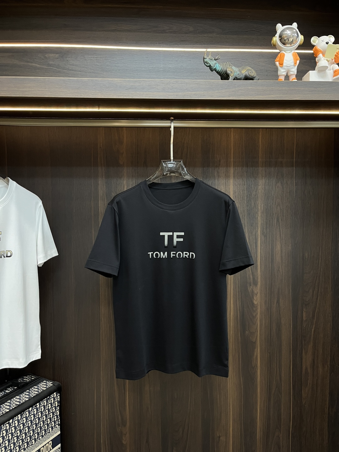 NO:152839,The main recommendation is TF exclusively for the new spring TF fashionable casual round neck short sleeves, wide version high-density 280 grams pure cotton fabric, high-end needle embroidery, high-end European version original single T-shirt, trendy and fashionable casual half-sleeved, high breathable and comfortable, impeccable details, brand element design concept, reflecting high quality. It presents casual cut, and the upper body style is excellent!  Number of codes 48-56 H new model first release, Tom ford, T-shirt,tees, t-shirt,alexander wang19860909主推 TF 独家专供春季新款TF时尚休闲圆领短袖,阔版高密度280克纯棉面料,高级密针刺绣、高端欧版原单T恤,潮流时尚休闲半袖 透气舒适度高,细节无可挑剔,品牌元素设计理念,体现高品质.呈现休闲裁剪,上身版型超赞！码数48-56 H新款首发,,tom ford,T-shirt,tees，t-shirt,alexander wang,Men's clothing