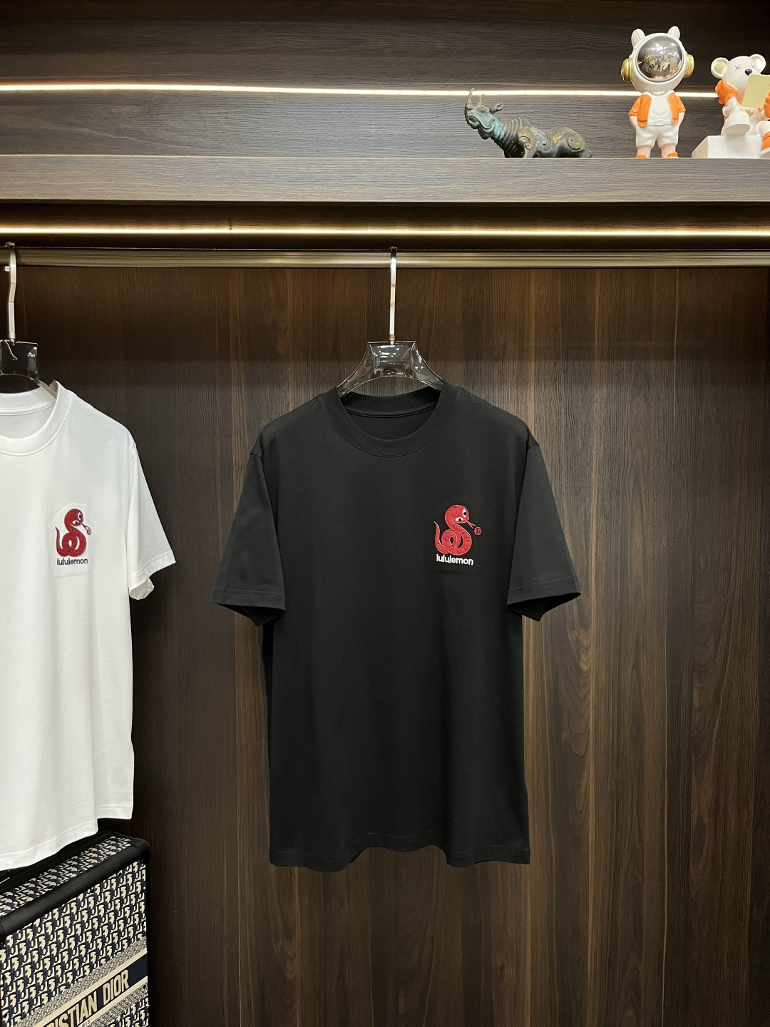 NO:152843,The main recommendation is lululemon, which is exclusively designed for new spring fashion and casual round neck short sleeves, wide version high-density 280g pure cotton fabric, high-end needle embroidery, high-end European version original single T-shirt, trendy and fashionable casual half-sleeved, high breathable and comfortable, impeccable details, brand element design concept, reflecting high quality. It presents casual cut, and the upper body style is excellent!  Number of codes 48-56 H new model first release, T-shirt,tees,t-shirt,alexander wang19860909主推 lululemon 独家专供春季新款时尚休闲圆领短袖,阔版高密度280克纯棉面料,高级密针刺绣、高端欧版原单T恤,潮流时尚休闲半袖 透气舒适度高,细节无可挑剔,品牌元素设计理念,体现高品质.呈现休闲裁剪,上身版型超赞！码数48-56 H新款首发,,T-shirt,tees，t-shirt,alexander wang,Men's clothing