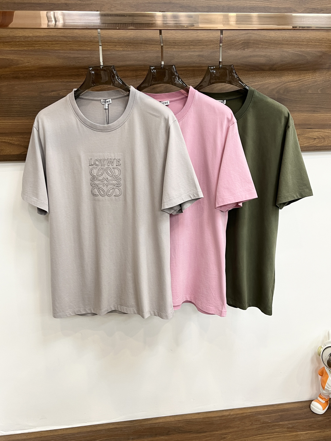 NO:155624,The main recommendation is Loewe, which is exclusively available for the new autumn style of Loewe, fashionable round neck short sleeves, pure cotton fabric high-end needle embroidery, high-end European version original single T-shirt, trendy and fashionable casual half-sleeved, breathable and comfortable, impeccable details, brand element design concept, reflecting high quality. It presents casual cut, and the upper body style is excellent!  S-XL H new model first release, loewe, loewe, T-shirt, tees, t-shirt, alexander wang19860909主推 Loewe 独家专供秋季新款罗意威时尚圆领短袖 纯棉面料高级密针刺绣、高端欧版原单T恤,潮流时尚休闲半袖 透气舒适度高,细节无可挑剔,品牌元素设计理念,体现高品质.呈现休闲裁剪,上身版型超赞！ 码数S-XL H新款首发,,loewe,loewe,T-shirt,tees，t-shirt,alexander wang,Men's clothing