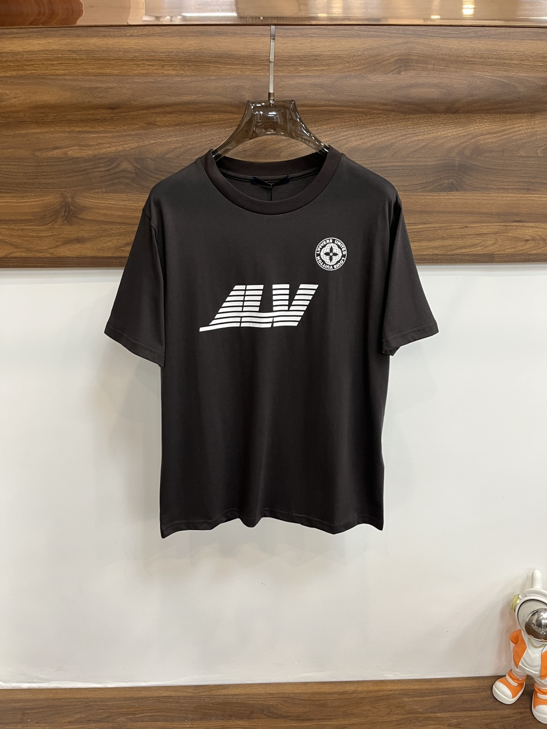 NO:155626,The main recommendation is LV exclusively for the new autumn donkey brand fashionable round neck short sleeves, pure cotton fabric high-end needle embroidery, high-end European version original single T-shirt, trendy and fashionable casual half-sleeved, breathable and comfortable, impeccable details, brand element design concept, reflecting high quality. It presents casual cut, and the upper body style is superb!  S-XL H new model debut, louis vuitton,louis vuitton,t-shirt,tees,t-shirt,alexander wang19860909主推 LV 独家专供秋季新款驴牌时尚圆领短袖 纯棉面料高级密针刺绣、高端欧版原单T恤,潮流时尚休闲半袖 透气舒适度高,细节无可挑剔,品牌元素设计理念,体现高品质.呈现休闲裁剪,上身版型超赞！ 码数S-XL H新款首发,,louis vuitton,louis vuitton,T-shirt,tees，t-shirt,alexander wang,Men's clothing