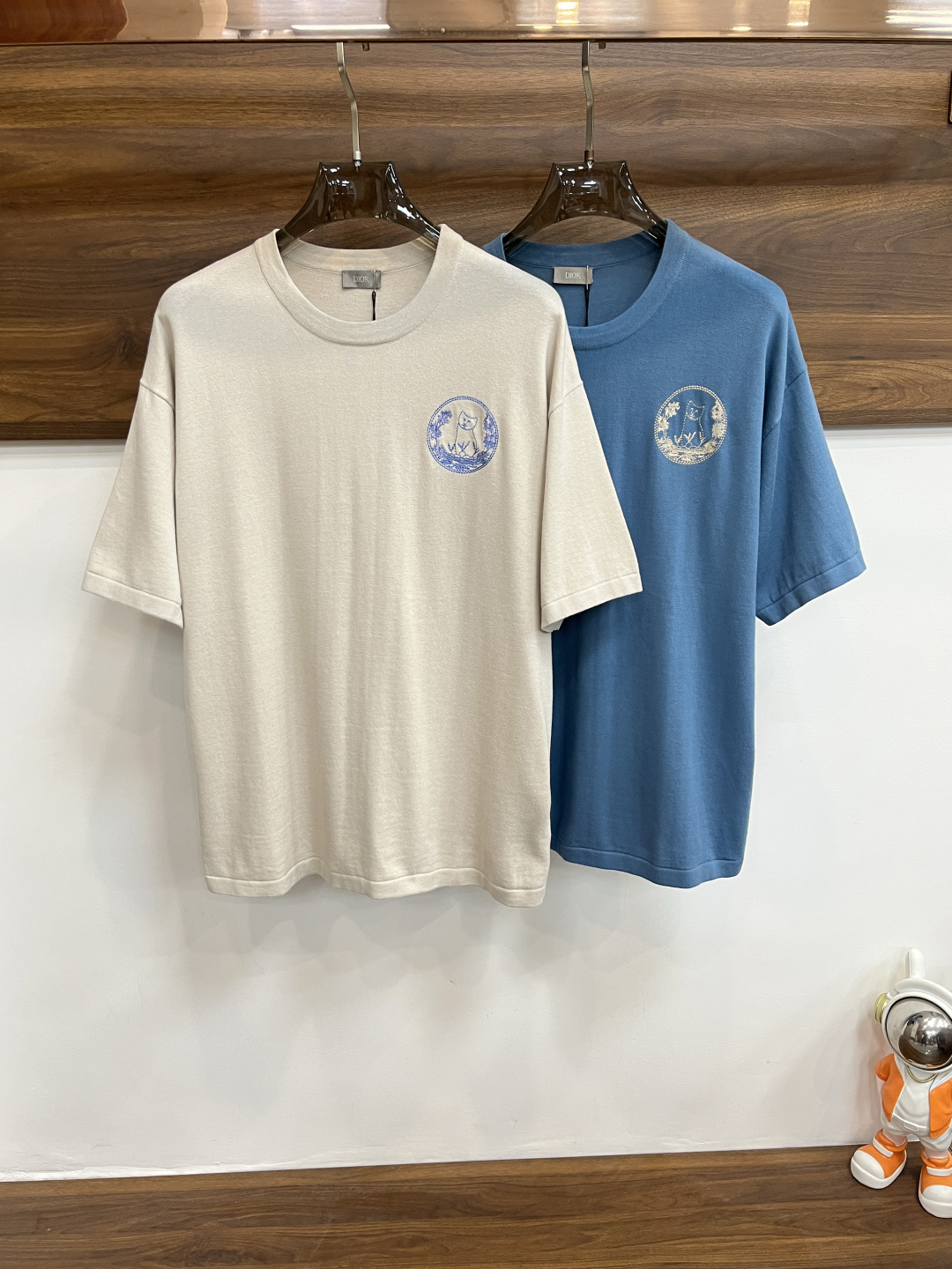 NO:155628,The main recommendation is Dior exclusively for the new autumn Dior fashion round neck short sleeves, pure cotton fabric high-end needle embroidery, high-end European version original single T-shirt, trendy and fashionable casual half-sleeved, breathable and comfortable, impeccable details, brand element design concept, reflecting high quality. It presents casual cut, and the upper body style is superb!  S-XL H new model first release, dior, dior, T-shirt, tees, t-shirt, alexander wang19860909主推 Dior 独家专供秋季新款迪奥时尚圆领短袖 纯棉面料高级密针刺绣、高端欧版原单T恤,潮流时尚休闲半袖 透气舒适度高,细节无可挑剔,品牌元素设计理念,体现高品质.呈现休闲裁剪,上身版型超赞！ 码数S-XL H新款首发,,dior,dior,T-shirt,tees，t-shirt,alexander wang,Men's clothing