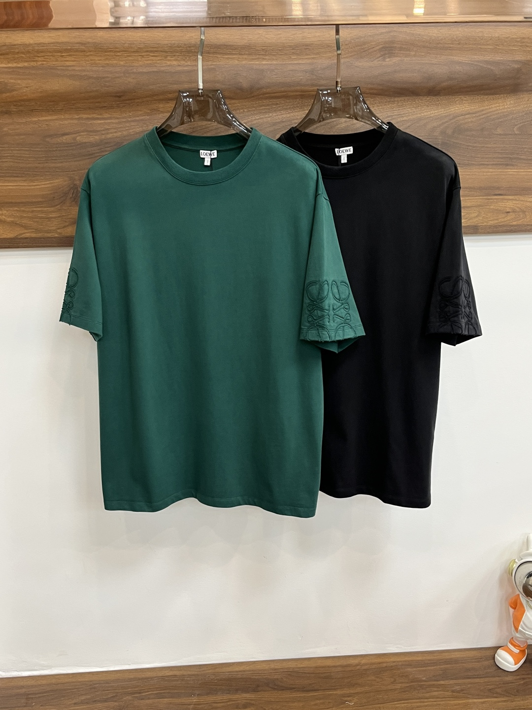 NO:155630,The main recommendation is LOEWE. It is exclusively designed for the new autumn style of Loewe fashion round neck short sleeves. Pure cotton fabric high-end needle embroidery, high-end European version original single T-shirt, trendy and fashionable casual half-sleeved. It has high breathability and comfort, impeccable details, and the brand element design concept reflects high quality. It presents casual cut, and the upper body style is excellent!  S-XL H new model first release, loewe, loewe, T-shirt, tees, t-shirt, alexander wang19860909主推 LOEWE 独家专供秋季新款罗意威时尚圆领短袖 纯棉面料高级密针刺绣、高端欧版原单T恤,潮流时尚休闲半袖 透气舒适度高,细节无可挑剔,品牌元素设计理念,体现高品质.呈现休闲裁剪,上身版型超赞！ 码数S-XL H新款首发,,loewe,loewe,T-shirt,tees，t-shirt,alexander wang,Men's clothing