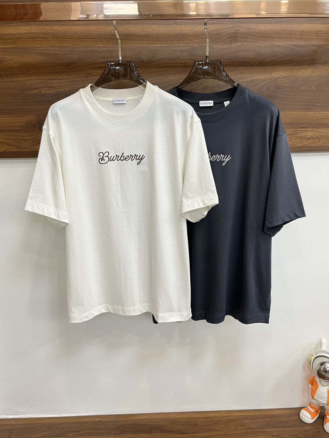 NO:155632,The main recommendation Burberry is exclusively designed for the new autumn Burberry fashion round neck short sleeves, pure cotton fabric high-end needle embroidery, high-end European version original single T-shirt, trendy and fashionable casual half-sleeved, breathable and comfortable, impeccable details, brand element design concept, reflecting high quality. It presents casual cut, and the upper body style is superb!  S-XL H new model first launch, burberry, burberry, T-shirt, tees, t-shirt, alexander wang19860909主推 Burberry 独家专供秋季新款巴宝莉时尚圆领短袖 纯棉面料高级密针刺绣、高端欧版原单T恤,潮流时尚休闲半袖 透气舒适度高,细节无可挑剔,品牌元素设计理念,体现高品质.呈现休闲裁剪,上身版型超赞！ 码数S-XL H新款首发,,burberry,burberry,T-shirt,tees，t-shirt,alexander wang,Men's clothing