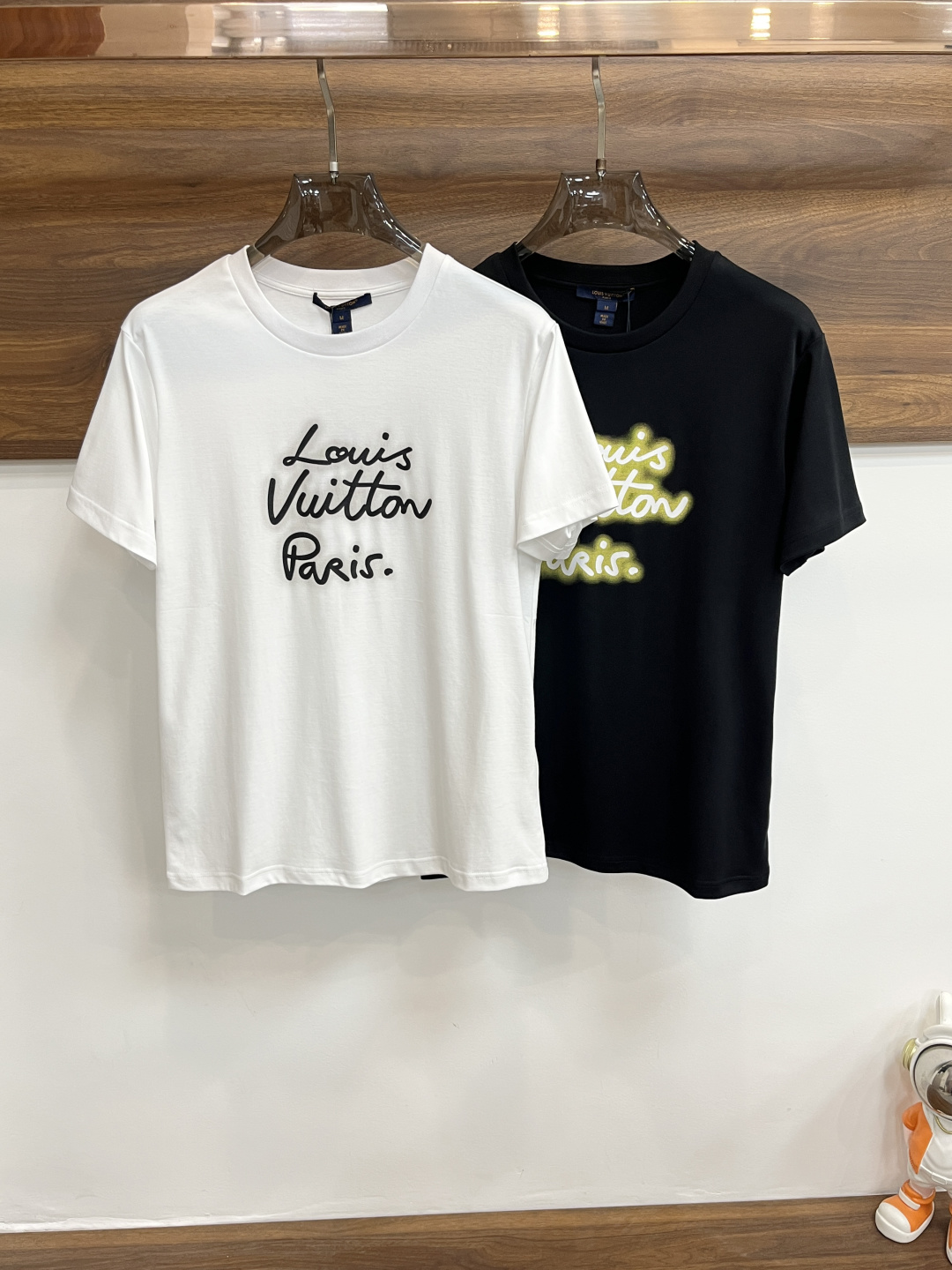 NO:155634,The main recommendation is LV exclusively for the new autumn donkey brand fashionable round neck short sleeves, pure cotton fabric high-end needle embroidery, high-end European version original single T-shirt, trendy and fashionable casual half-sleeved, breathable and comfortable, impeccable details, brand element design concept, reflecting high quality. It presents casual cut, and the upper body style is superb!  S-XL H new model debut, louis vuitton,louis vuitton,t-shirt,tees,t-shirt,alexander wang19860909主推 LV 独家专供秋季新款驴牌时尚圆领短袖 纯棉面料高级密针刺绣、高端欧版原单T恤,潮流时尚休闲半袖 透气舒适度高,细节无可挑剔,品牌元素设计理念,体现高品质.呈现休闲裁剪,上身版型超赞！ 码数S-XL H新款首发,,louis vuitton,louis vuitton,T-shirt,tees，t-shirt,alexander wang,Men's clothing