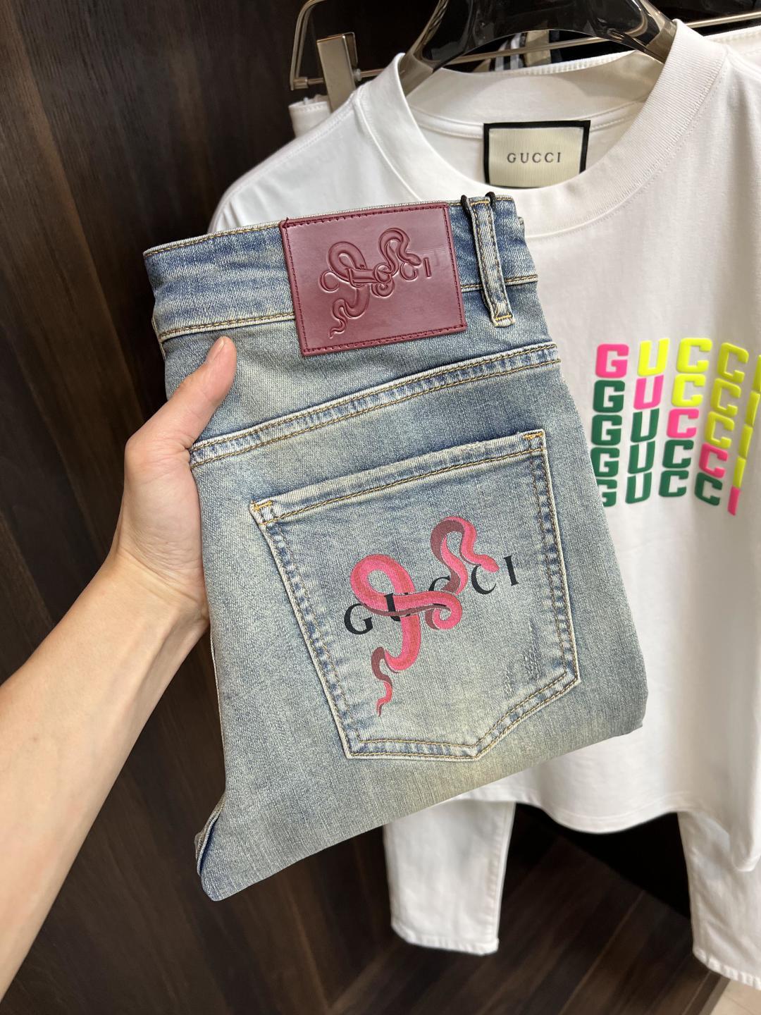 NO:412213,The main recommendation is Gicci exclusively for new Gucci trendy men's fashionable casual jeans, high-end European version original single pants, trendy and fashionable casual pants, high breathability and comfort, impeccable details, brand element design concept, reflecting high quality. It presents casual cut, and the upper body style is superb!  Number of codes 29-38 (no 35 37) H new model first release, gucci, jeans, alexander wang19860909主推 Gicci 独家专供新款古驰潮男时尚休闲牛仔裤,高端欧版原单裤子,潮流时尚休闲裤子 透气舒适度高,细节无可挑剔,品牌元素设计理念,体现高品质.呈现休闲裁剪,上身版型超赞！ 码数29-38（无35 37） H新款首发,,gucci,jeans,alexander wang,Men's clothing