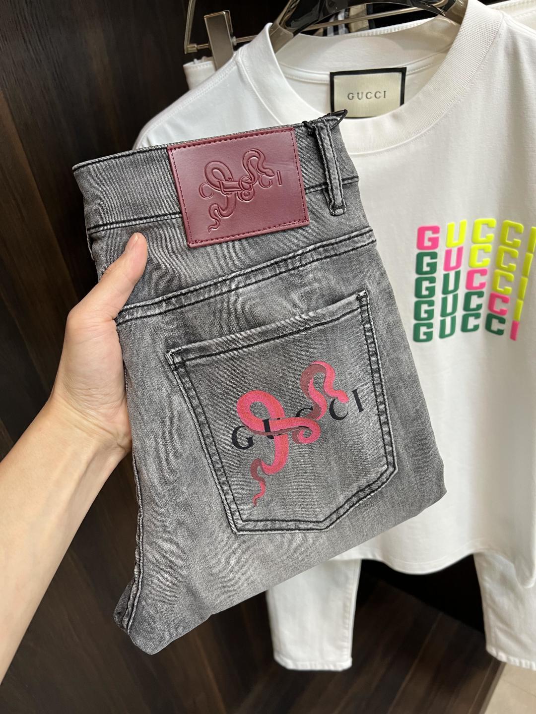 NO:149797,The main recommendation is Gicci exclusively for new Gucci trendy men's fashionable casual jeans, high-end European version original single pants, trendy and fashionable casual pants, high breathability and comfort, impeccable details, brand element design concept, reflecting high quality. It presents casual cut, and the upper body style is superb!  Number of codes 29-38 (no 35 37) H new model first release, gucci, jeans, alexander wang19860909主推 Gicci 独家专供新款古驰潮男时尚休闲牛仔裤,高端欧版原单裤子,潮流时尚休闲裤子 透气舒适度高,细节无可挑剔,品牌元素设计理念,体现高品质.呈现休闲裁剪,上身版型超赞！ 码数29-38（无35 37） H新款首发,,gucci,jeans,alexander wang,Men's clothing