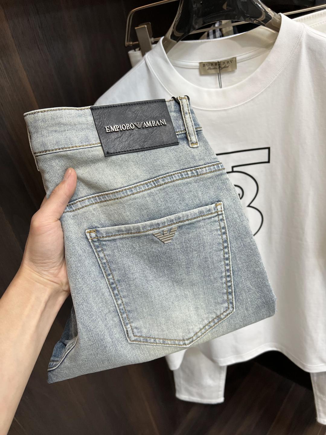 NO:149802,The main recommendation is Armani exclusively for new Armani fashion men's fashionable casual jeans, high-end European version original single pants, trendy and fashionable casual pants, breathable and comfortable, impeccable details, brand element design concept, reflecting high quality. It presents casual cut, and the upper body style is superb!  Number of codes 29-38 (no 35 37) H new model first release, armani,armani,jeans,alexander wang19860909主推 Armani 独家专供新款阿玛尼潮男时尚休闲牛仔裤,高端欧版原单裤子,潮流时尚休闲裤子 透气舒适度高,细节无可挑剔,品牌元素设计理念,体现高品质.呈现休闲裁剪,上身版型超赞！ 码数29-38（无35 37） H新款首发,,armani,armani,jeans,alexander wang,Men's clothing