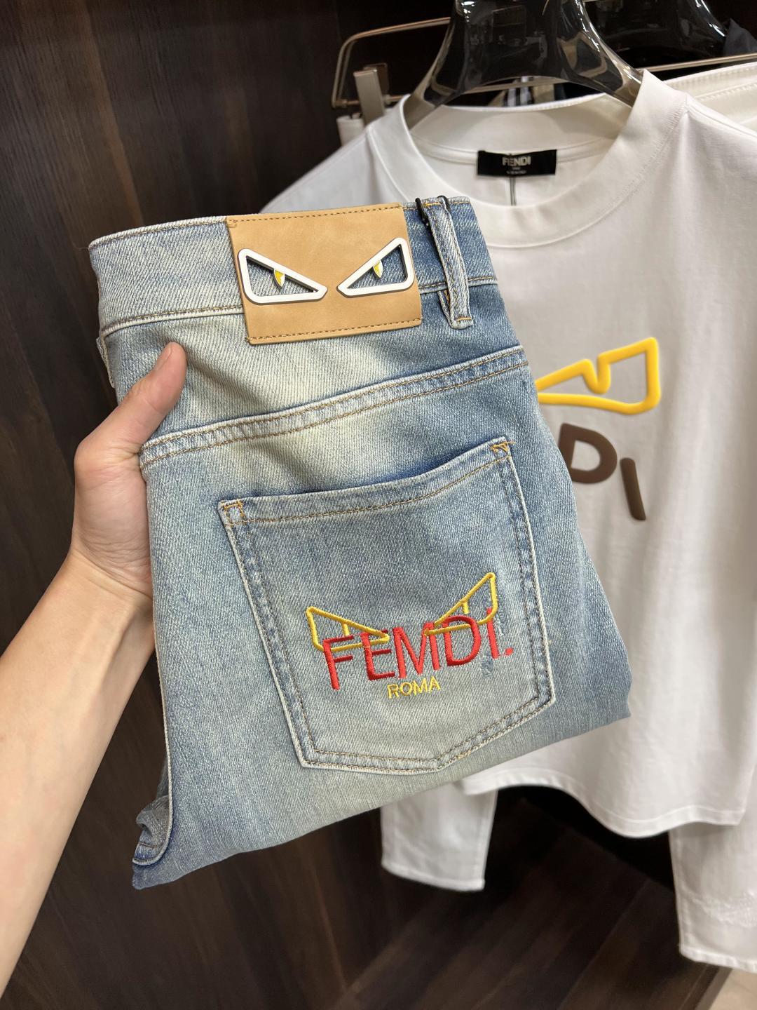 NO:476055,The main recommendation Fendi exclusively offers new styles of fashion men's fashionable casual jeans, high-end European version original single pants, trendy and fashionable casual pants, breathable and comfortable, impeccable details, brand elements design concept, reflecting high quality. It presents casual cut, and the upper body style is superb!  Number of codes 29-38 (no 35 37) H new model first release, fendi, fendi, jeans, alexander wang19860909主推 Fendi 独家专供新款芬迪潮男时尚休闲牛仔裤,高端欧版原单裤子,潮流时尚休闲裤子 透气舒适度高,细节无可挑剔,品牌元素设计理念,体现高品质.呈现休闲裁剪,上身版型超赞！ 码数29-38（无35 37） H新款首发,,fendi,fendi,jeans,alexander wang,Men's clothing