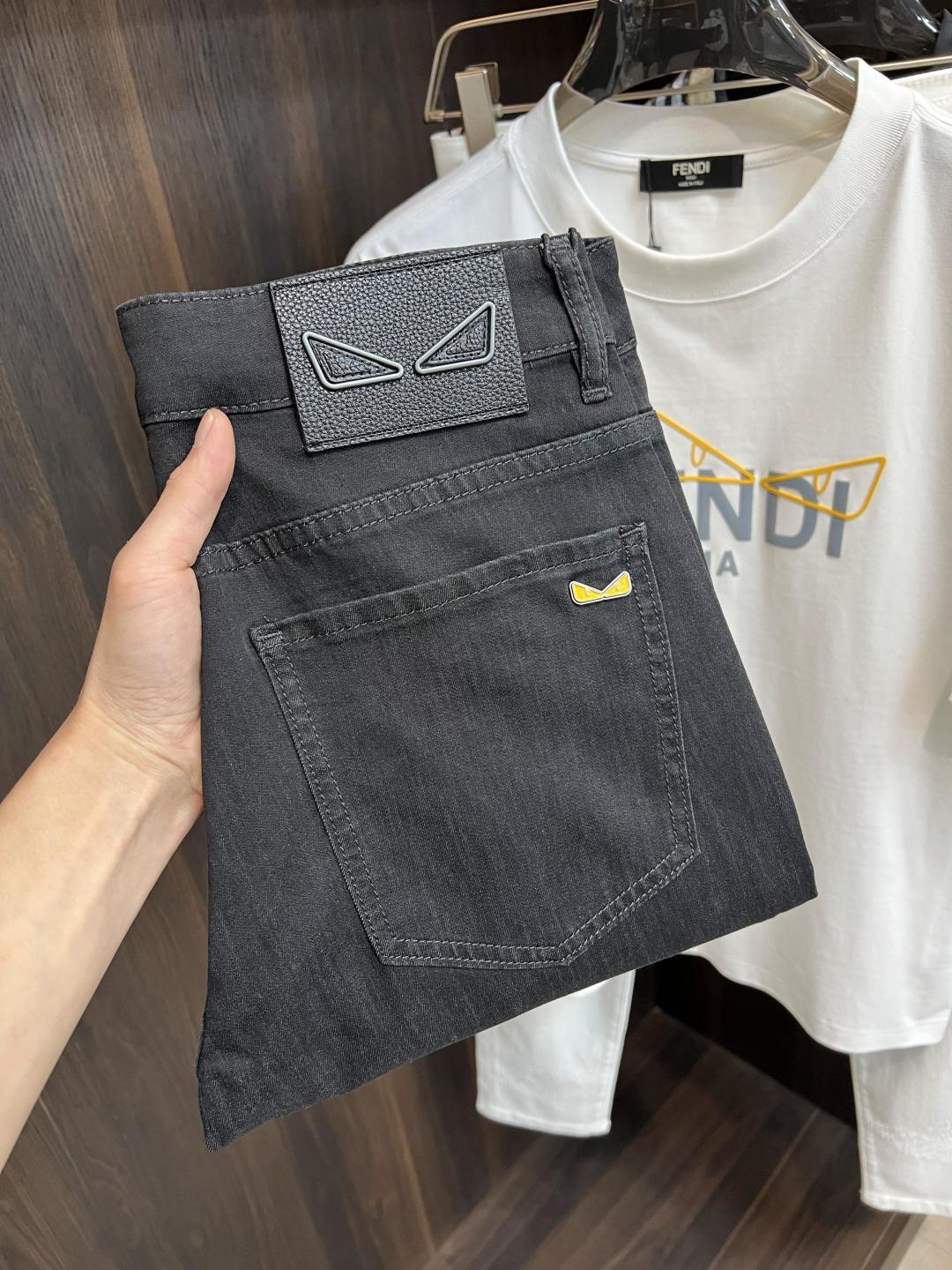 NO:412223,The main recommendation Fendi exclusively offers new styles of fashion men's fashionable casual jeans, high-end European version original single pants, trendy and fashionable casual pants, breathable and comfortable, impeccable details, brand elements design concept, reflecting high quality. It presents casual cut, and the upper body style is superb!  Number of codes 29-38 (no 35 37) H new model first release, fendi, fendi, jeans, alexander wang19860909主推 Fendi 独家专供新款芬迪潮男时尚休闲牛仔裤,高端欧版原单裤子,潮流时尚休闲裤子 透气舒适度高,细节无可挑剔,品牌元素设计理念,体现高品质.呈现休闲裁剪,上身版型超赞！ 码数29-38（无35 37） H新款首发,,fendi,fendi,jeans,alexander wang,Men's clothing