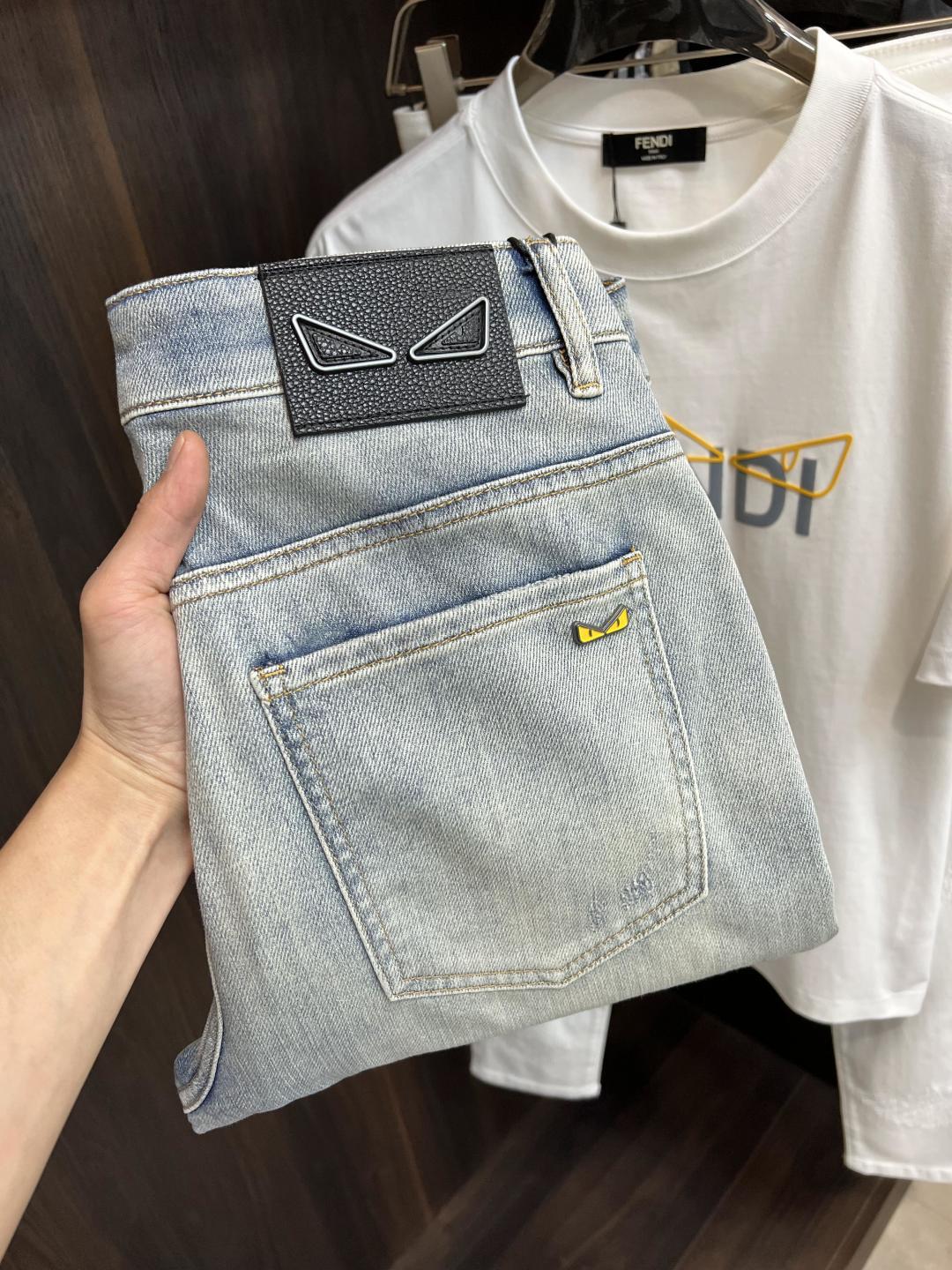 NO:149816,The main recommendation Fendi exclusively offers new styles of fashion men's fashionable casual jeans, high-end European version original single pants, trendy and fashionable casual pants, breathable and comfortable, impeccable details, brand elements design concept, reflecting high quality. It presents casual cut, and the upper body style is superb!  Number of codes 29-38 (no 35 37) H new model first release, fendi, fendi, jeans, alexander wang19860909主推 Fendi 独家专供新款芬迪潮男时尚休闲牛仔裤,高端欧版原单裤子,潮流时尚休闲裤子 透气舒适度高,细节无可挑剔,品牌元素设计理念,体现高品质.呈现休闲裁剪,上身版型超赞！ 码数29-38（无35 37） H新款首发,,fendi,fendi,jeans,alexander wang,Men's clothing