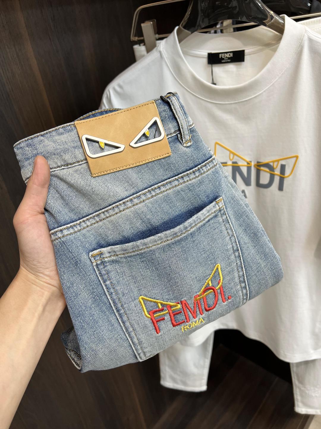 NO:464522,The main recommendation Fendi exclusively offers new styles of fashion men's fashionable casual jeans, high-end European version original single pants, trendy and fashionable casual pants, breathable and comfortable, impeccable details, brand elements design concept, reflecting high quality. It presents casual cut, and the upper body style is superb!  Number of codes 29-38 (no 35 37) H new model first release, fendi, fendi, jeans, alexander wang19860909主推 Fendi 独家专供新款芬迪潮男时尚休闲牛仔裤,高端欧版原单裤子,潮流时尚休闲裤子 透气舒适度高,细节无可挑剔,品牌元素设计理念,体现高品质.呈现休闲裁剪,上身版型超赞！ 码数29-38（无35 37） H新款首发,,fendi,fendi,jeans,alexander wang,Men's clothing