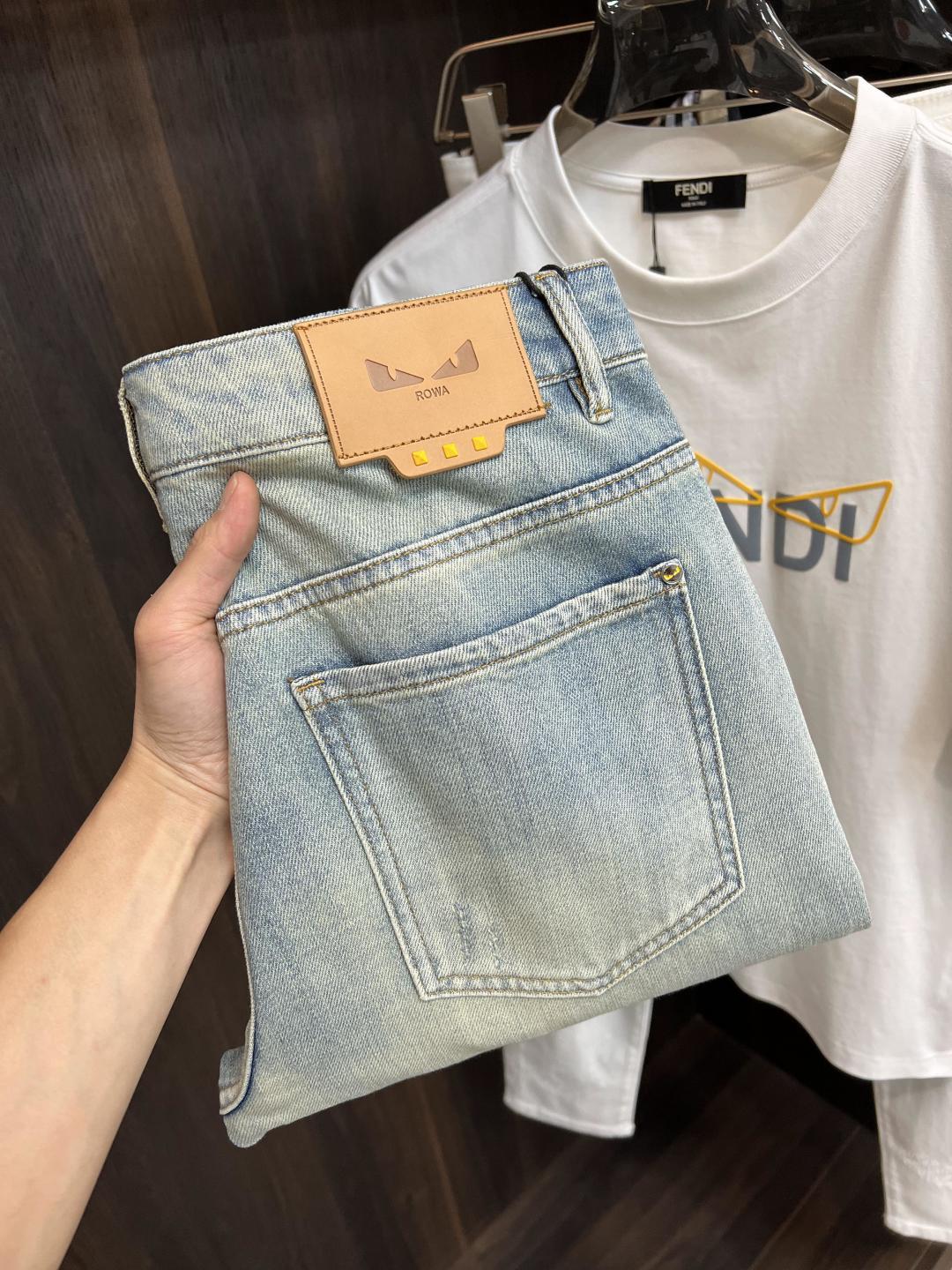 NO:476048,The main recommendation Fendi exclusively offers new styles of fashion men's fashionable casual jeans, high-end European version original single pants, trendy and fashionable casual pants, breathable and comfortable, impeccable details, brand elements design concept, reflecting high quality. It presents casual cut, and the upper body style is superb!  Number of codes 29-38 (no 35 37) H new model first release, fendi, fendi, jeans, alexander wang19860909主推 Fendi 独家专供新款芬迪潮男时尚休闲牛仔裤,高端欧版原单裤子,潮流时尚休闲裤子 透气舒适度高,细节无可挑剔,品牌元素设计理念,体现高品质.呈现休闲裁剪,上身版型超赞！ 码数29-38（无35 37） H新款首发,,fendi,fendi,jeans,alexander wang,Men's clothing