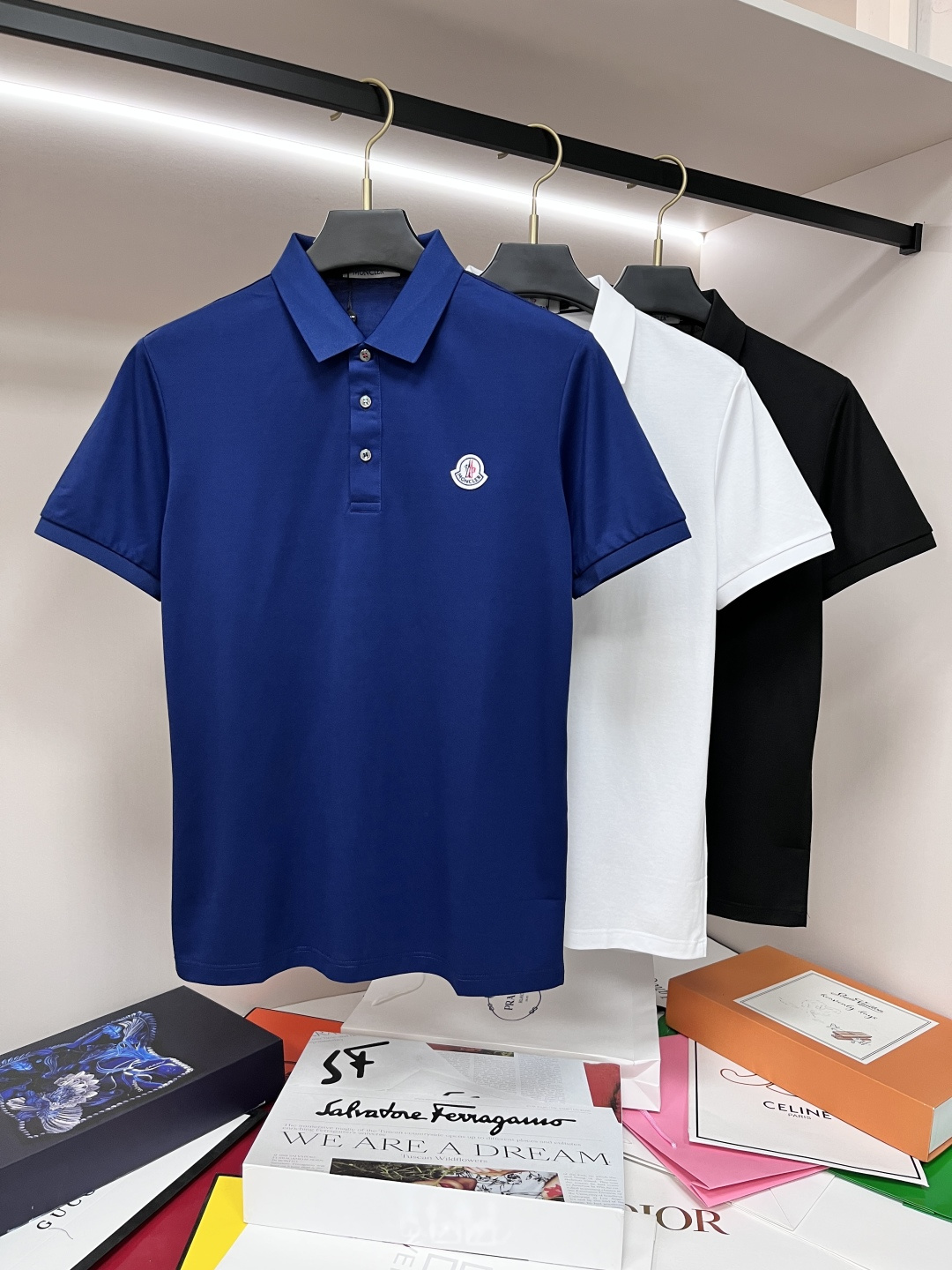 NO:162434,The main recommendation Moncler is exclusively designed for new autumn masked fashion casual lapel short sleeves, high-density cotton fabric, high-end needle embroidery, high-end European version original single T-shirt, trendy and fashionable casual half-sleeved, breathable and comfortable, impeccable details, brand element design concept, reflecting high quality. It presents casual cut, and the upper body style is superb!  M-3XL H new model debut, christian louboutin, Moncler, T-shirt, tees, t-shirt, alexander wang19860909主推 Moncler 独家专供秋季新款蒙口时尚休闲翻领短袖,高密度纯棉面料,高级密针刺绣、高端欧版原单T恤,潮流时尚休闲半袖 透气舒适度高,细节无可挑剔,品牌元素设计理念,体现高品质.呈现休闲裁剪,上身版型超赞！ 码数M-3XL H新款首发,,christian louboutin,Moncler,T-shirt,tees，t-shirt,alexander wang,Men's clothing