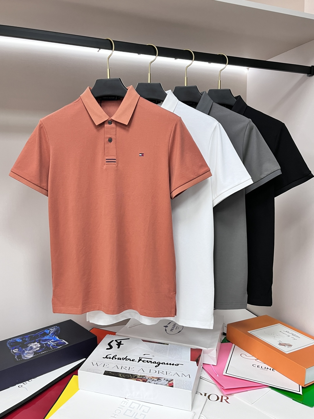 NO:162437,The main recommendation TOMMY is exclusively designed for the new autumn Tommy fashion casual lapel short sleeves, high-density pure cotton fabric, high-end needle embroidery, high-end European version original single T-shirt, trendy and fashionable casual half-sleeved, breathable and comfortable, impeccable details, brand element design concept, reflecting high quality. It presents casual cut, and the upper body style is superb!  The new model of M-3XL H is launched, Tom ford, T-shirt,tees, t-shirt,alexander wang19860909主推 TOMMY 独家专供秋季新款汤米时尚休闲翻领短袖,高密度纯棉面料,高级密针刺绣、高端欧版原单T恤,潮流时尚休闲半袖 透气舒适度高,细节无可挑剔,品牌元素设计理念,体现高品质.呈现休闲裁剪,上身版型超赞！ 码数M-3XL H新款首发,,tom ford,T-shirt,tees，t-shirt,alexander wang,Men's clothing