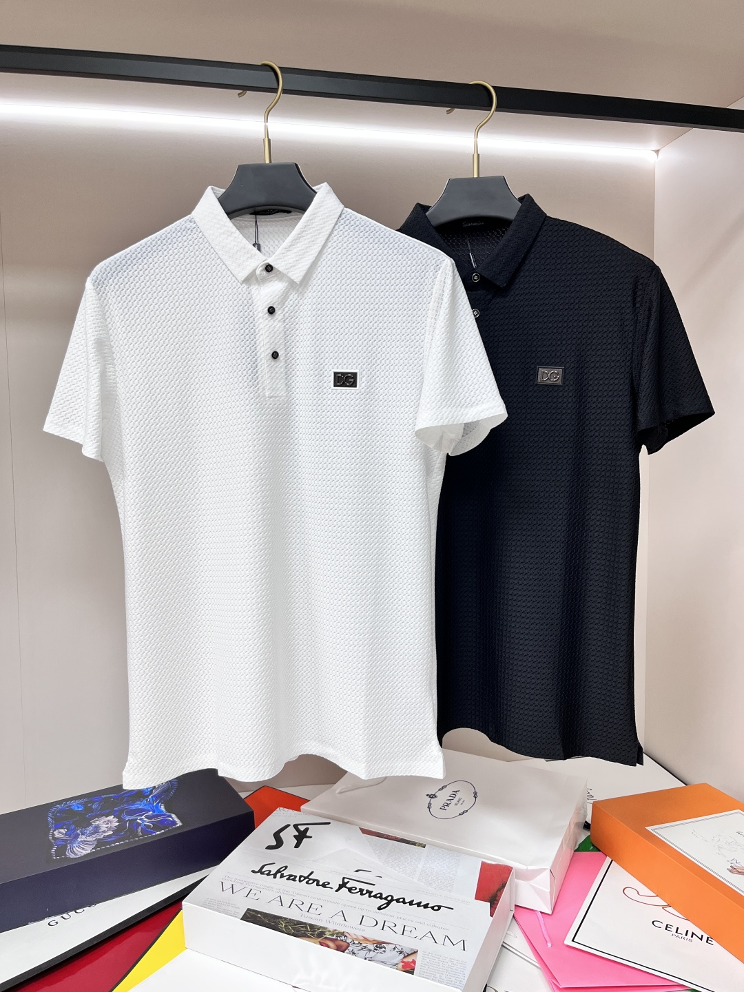 NO:162420,The main recommendation is D&G exclusively for the new autumn Dolce & Gabbana fashion casual short-sleeved lapel!  High-density pure cotton fabric, high-end needle embroidery, high-end European version original single T-shirt, trendy and fashionable casual half-sleeved, breathable and comfortable, impeccable details, brand element design concept, reflecting high quality. It presents casual cut, and the upper body style is excellent!  The new model of M-3XL H is launched, Dolce & Gabbana, Dolce & Gabbana, T-shirt, tees, t-shirt, alexander wang19860909主推 D&G 独家专供秋季新款杜嘉班纳时尚休闲短袖翻领！高密度纯棉面料,高级密针刺绣、高端欧版原单T恤,潮流时尚休闲半袖 透气舒适度高,细节无可挑剔,品牌元素设计理念,体现高品质.呈现休闲裁剪,上身版型超赞！ 码数M-3XL H新款首发,,Dolce&Gabbana,Dolce&Gabbana,T-shirt,tees，t-shirt,alexander wang,Men's clothing