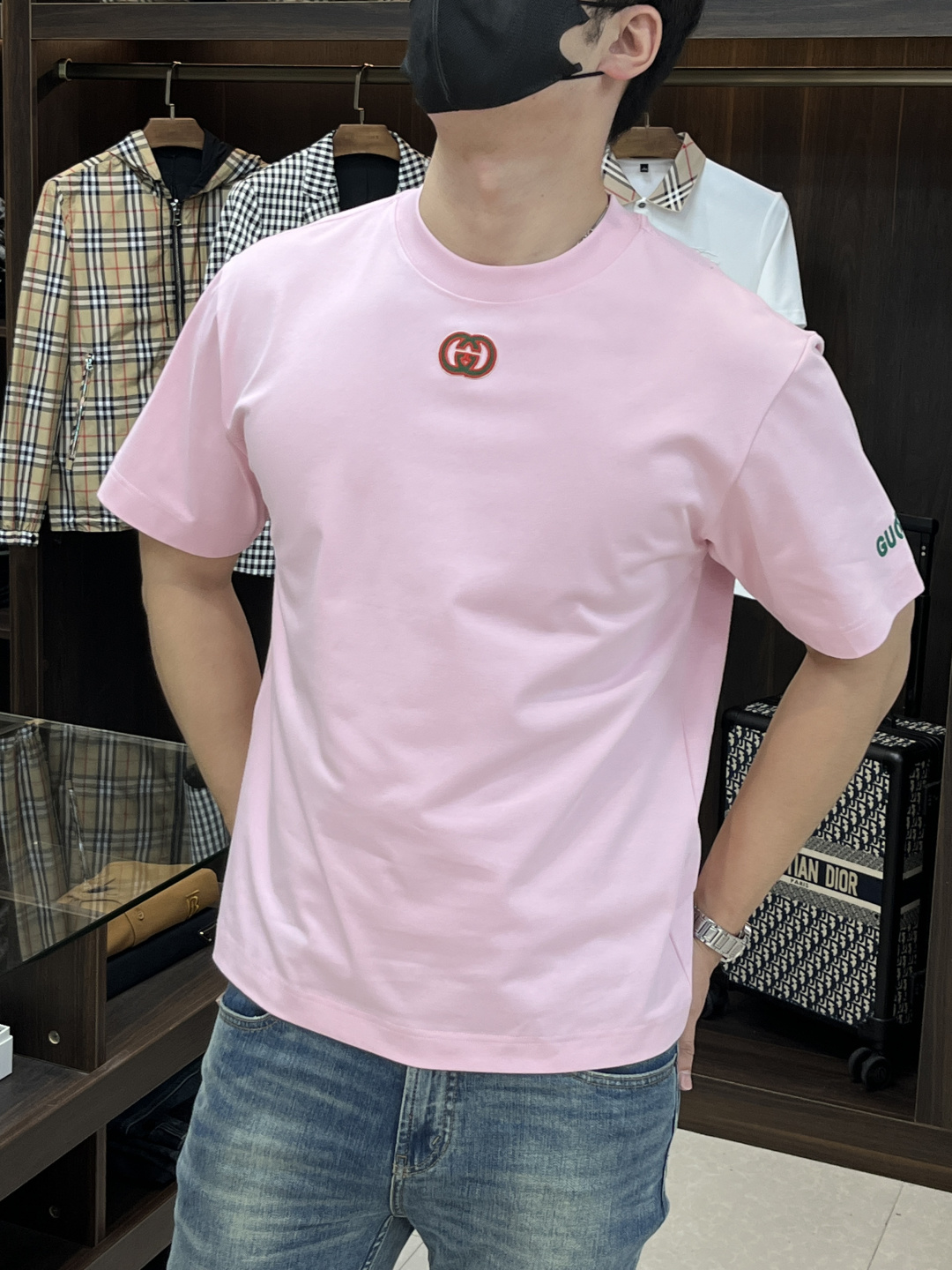 NO:162426,The main recommendation is Gucci, which is exclusively available for new trendy men's fashionable casual short-sleeved T-shirts in spring. New spring casual round neck short-sleeved T-shirts, high-end European version original single trendy fashion boutique!  High breathability and comfort, impeccable details, brand elements design concept, reflecting high quality. It presents casual cut and has a great upper body style!  M-XXXL H new model first release, gucci, gucci, T-shirt, tees, t-shirt, alexander wang19860909主推 Gucci 古驰 春季独家专供新款潮男时尚休闲短袖T恤.春季新款休闲圆领短袖T恤衫,高端欧版原单潮流时尚精品！透气舒适度高,细节无可挑剔,品牌元素设计理念,体现高品质.呈现休闲裁剪,上身版型超赞！ 码数M-XXXL H新款首发,,gucci,gucci,T-shirt,tees，t-shirt,alexander wang,Men's clothing