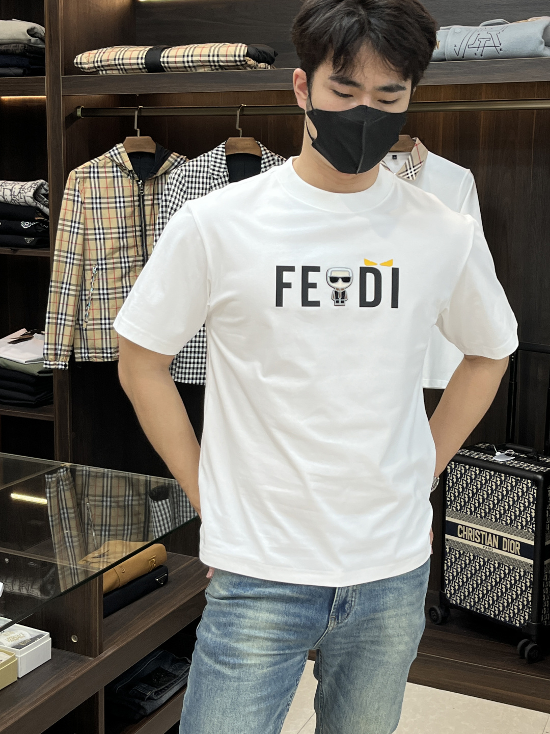 NO:162429,The main recommendation is Fendi, exclusively exclusive for new trendy men's fashionable casual short-sleeved T-shirts in spring. New spring casual round neck short-sleeved T-shirts, high-end European version original single trendy fashion boutique!  High breathability and comfort, impeccable details, brand elements design concept, reflecting high quality. It presents casual cut and has a great upper body style!  M-XXXL H new model first release, fendi, fendi, T-shirt, tees, t-shirt, alexander wang19860909主推 Fendi 芬迪 春季独家专供新款潮男时尚休闲短袖T恤.春季新款休闲圆领短袖T恤衫,高端欧版原单潮流时尚精品！透气舒适度高,细节无可挑剔,品牌元素设计理念,体现高品质.呈现休闲裁剪,上身版型超赞！ 码数M-XXXL H新款首发,,fendi,fendi,T-shirt,tees，t-shirt,alexander wang,Men's clothing