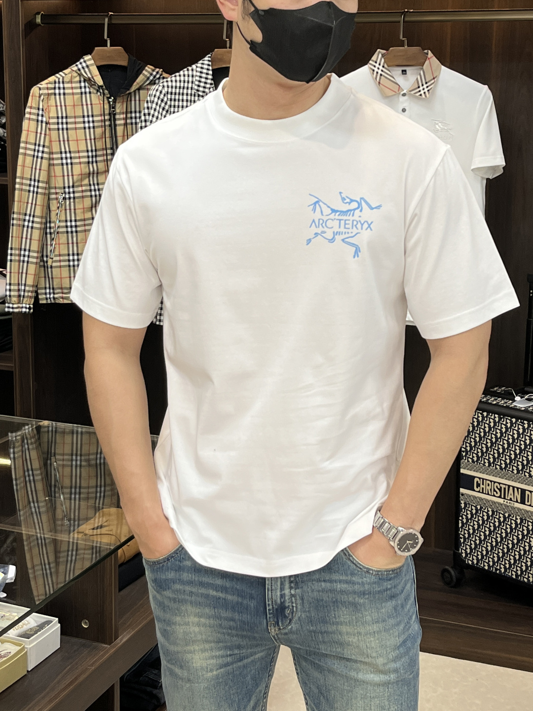 NO:162431,The main recommendation is Archaeopteryx. It is exclusively available for new trendy men's fashionable casual short-sleeved T-shirts in spring. New spring casual round neck short-sleeved T-shirts, high-end European version original single trendy fashion boutique!  High breathability and comfort, impeccable details, brand elements design concept, reflecting high quality. It presents casual cut and has a great upper body style!  Code Number M-XXXL H new model first release, arc'teryx, T-shirt,tees, t-shirt,alexander wang19860909主推 始祖鸟 春季独家专供新款潮男时尚休闲短袖T恤.春季新款休闲圆领短袖T恤衫,高端欧版原单潮流时尚精品！透气舒适度高,细节无可挑剔,品牌元素设计理念,体现高品质.呈现休闲裁剪,上身版型超赞！ 码数M-XXXL H新款首发,arc'teryx,T-shirt,tees，t-shirt,alexander wang,Men's clothing