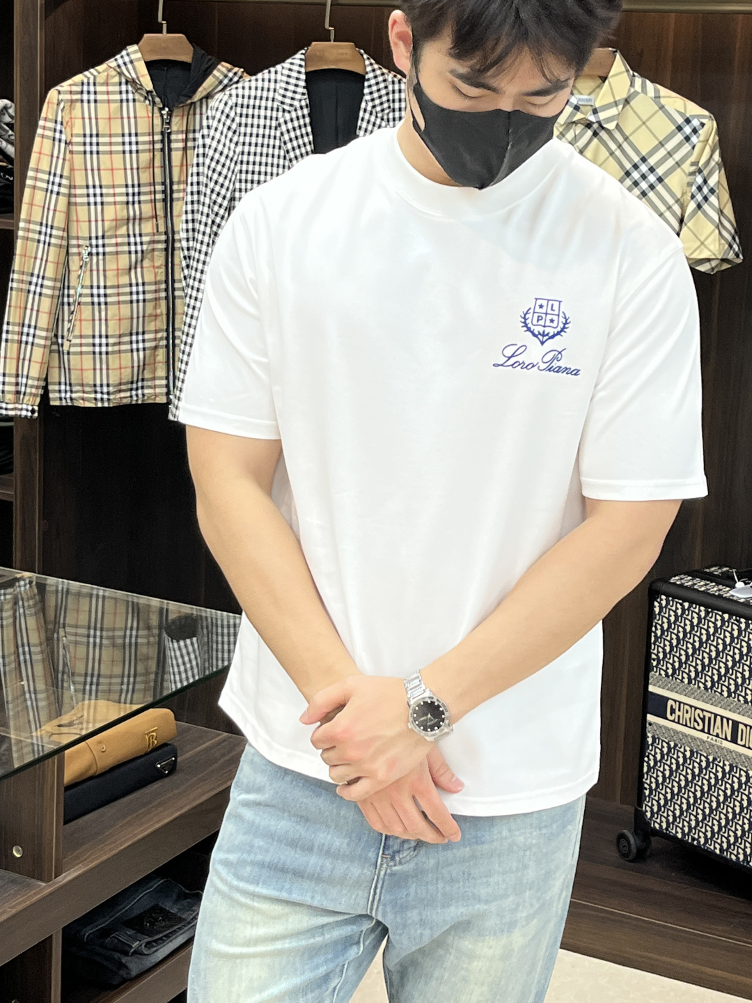 NO:162433,The main recommendation is L P Spring exclusively for new trendy men's fashionable casual short-sleeved T-shirts. Spring new casual round neck short-sleeved T-shirts, high-end European version original single trendy fashion boutique!  High breathability and comfort, impeccable details, brand elements design concept, reflecting high quality. It presents casual cut and has a great upper body style!  S-XXXL H new model first release, T-shirt,tees,t-shirt,alexander wang19860909主推 L P 春季独家专供新款潮男时尚休闲短袖T恤.春季新款休闲圆领短袖T恤衫,高端欧版原单潮流时尚精品！透气舒适度高,细节无可挑剔,品牌元素设计理念,体现高品质.呈现休闲裁剪,上身版型超赞！ 码数S-XXXL H新款首发,,T-shirt,tees，t-shirt,alexander wang,Men's clothing