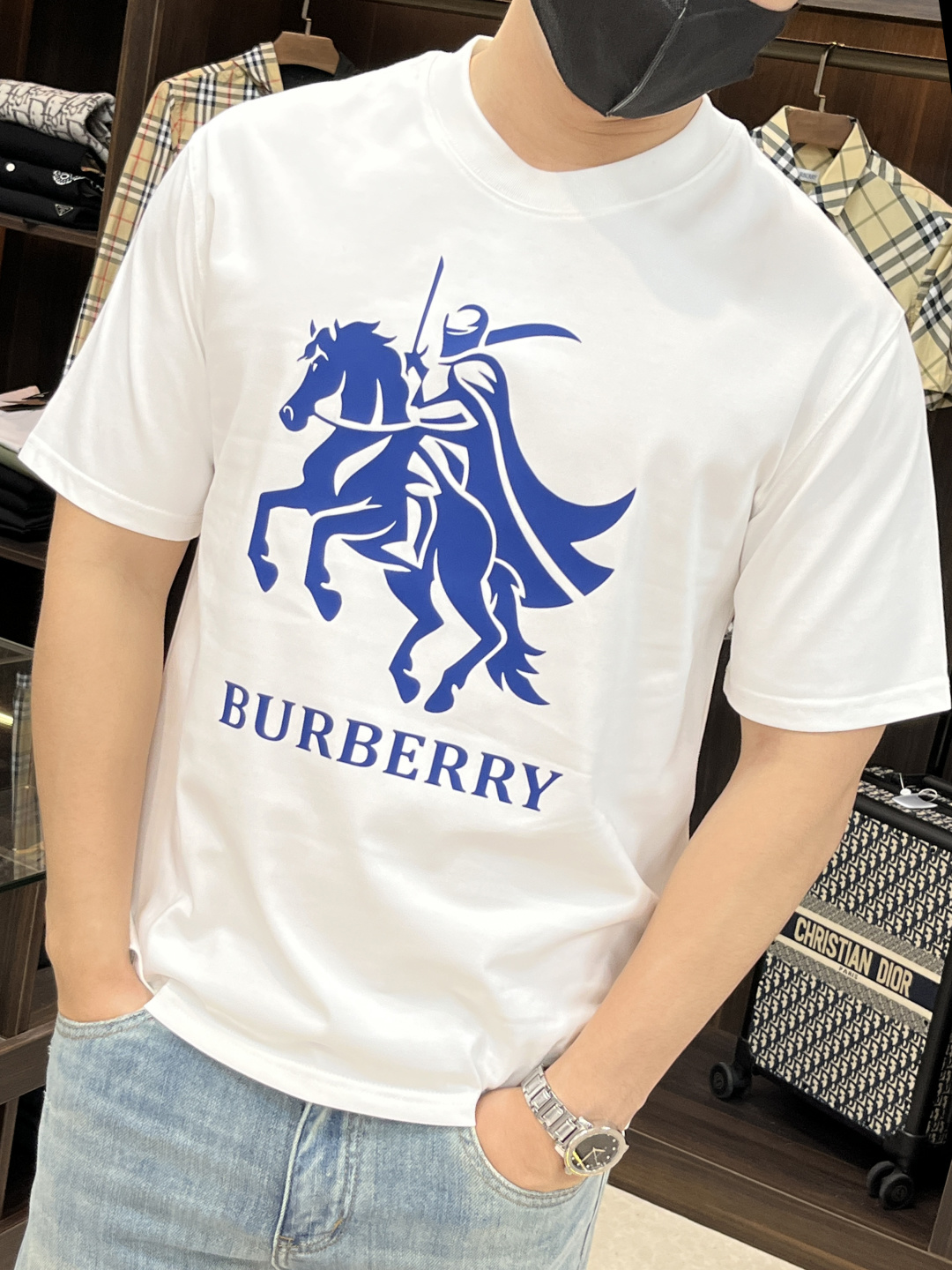 NO:162439,The main recommendation is Burberry 2025 spring exclusively for new trendy men's fashionable casual short-sleeved T-shirts. The new spring casual round neck short-sleeved T-shirts, high-end European version original single trendy fashion boutique!  High breathability and comfort, impeccable details, brand elements design concept, reflecting high quality. It presents casual cut and has a great upper body style!  S-XXXL H2025 new model first launch, burberry, burberry, T-shirt, tees, t-shirt, alexander wang19860909主推 Burberry 巴宝莉 2025春季独家专供新款潮男时尚休闲短袖T恤.春季新款休闲圆领短袖T恤衫,高端欧版原单潮流时尚精品！透气舒适度高,细节无可挑剔,品牌元素设计理念,体现高品质.呈现休闲裁剪,上身版型超赞！ 码数S-XXXL H2025新款首发,,burberry,burberry,T-shirt,tees，t-shirt,alexander wang,Men's clothing