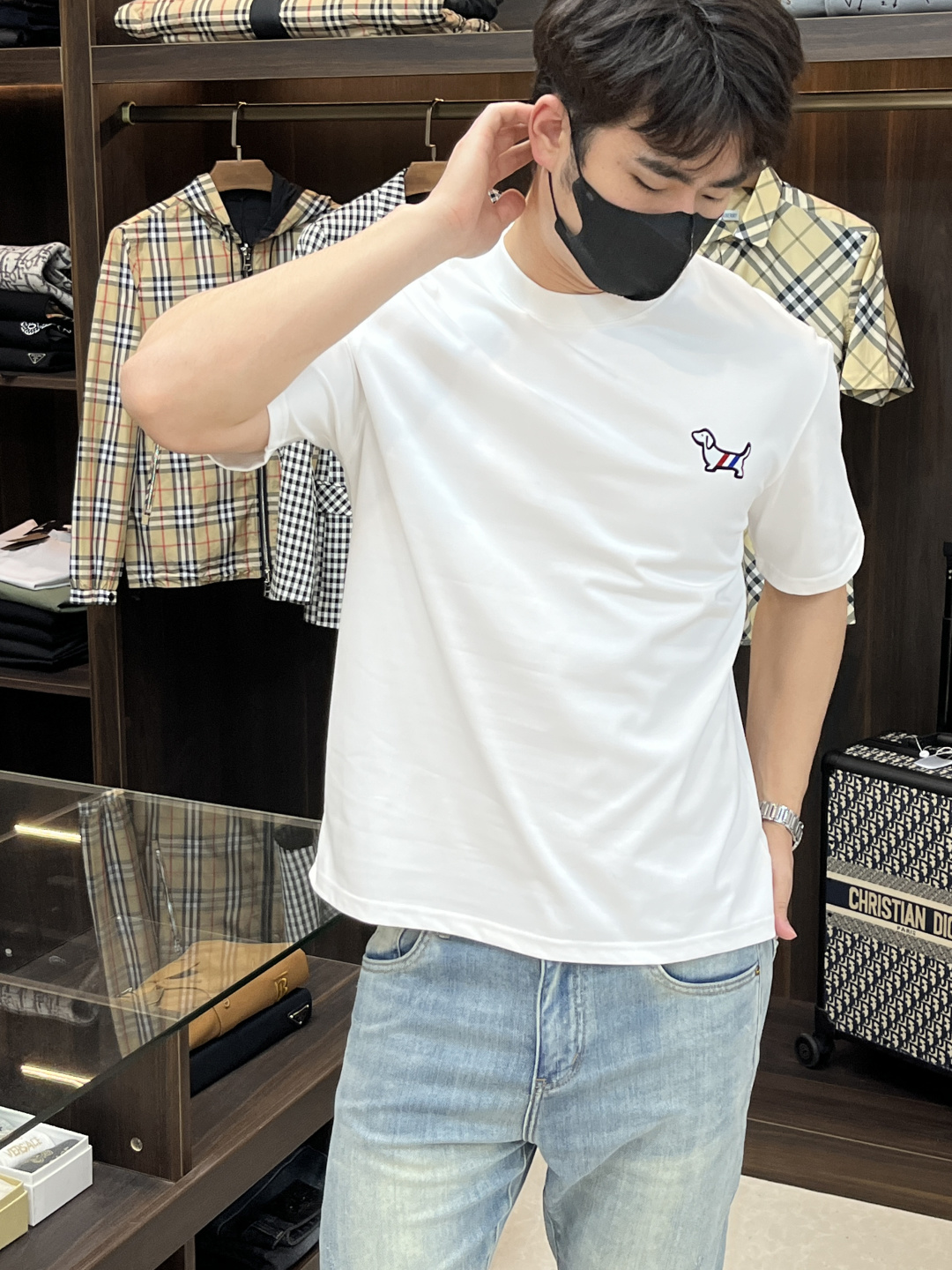 NO:162441,The main recommendation is TB 2025 spring exclusively for new trendy men's fashionable casual short-sleeved T-shirts. The new spring casual round neck short-sleeved T-shirts, high-end European version original single trendy fashion boutique!  High breathability and comfort, impeccable details, brand elements design concept, reflecting high quality. It presents casual cut and has a great upper body style!  S-XXXL H2025 new model first release, T-shirt,tees,t-shirt,alexander wang19860909主推 TB 2025春季独家专供新款潮男时尚休闲短袖T恤.春季新款休闲圆领短袖T恤衫,高端欧版原单潮流时尚精品！透气舒适度高,细节无可挑剔,品牌元素设计理念,体现高品质.呈现休闲裁剪,上身版型超赞！ 码数S-XXXL H2025新款首发,,T-shirt,tees，t-shirt,alexander wang,Men's clothing