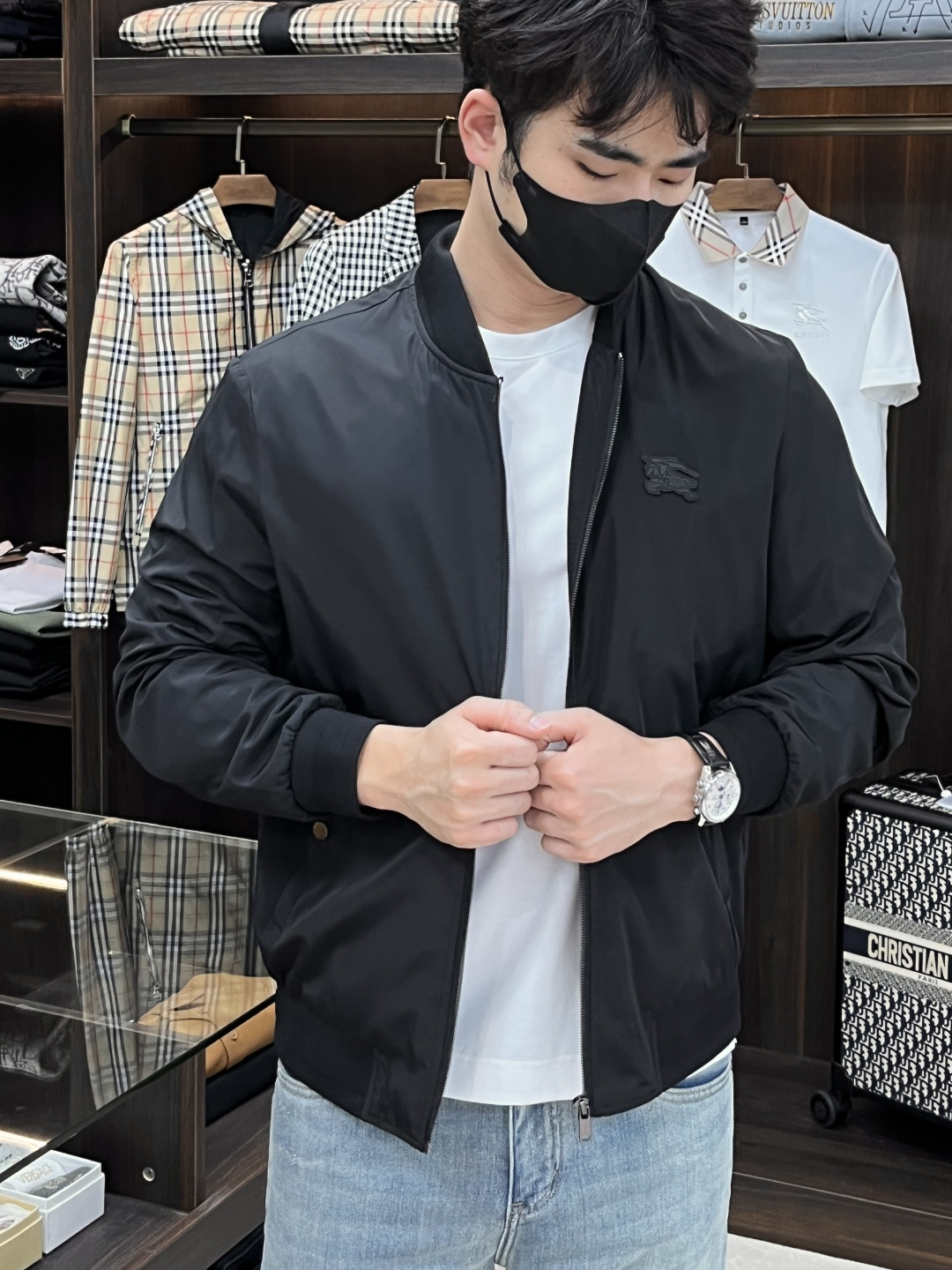 NO:149879,The main recommendation Burberry 2025ss early spring new style released Burberry baseball collar fashionable jacket, a hot spring jacket, it is comfortable and comfortable to wear, lazy and casual, combined with clean and simple colors, it is particularly durable, suitable for daily wear~ I love to launch sports items embellished with vitality prints to welcome the arrival of the warm season. Size M-3XL H2025 new model is launched, burberry, burberry, jackets & coats, alexander wang19860909主推 Burberry 2025ss早春新款发布巴宝莉棒球领时尚外套,春季爆款外套,穿上就是舒适自在又显瘦的存在,慵懒而随性,结合干净简单的色系就特别耐看,适合日常穿着~倾情推出缀饰活力印花的运动单品,迎接温暖季节的到来. 尺码M-3XL H2025新款首发,,burberry,burberry,jackets & coats,alexander wang,Men's clothing