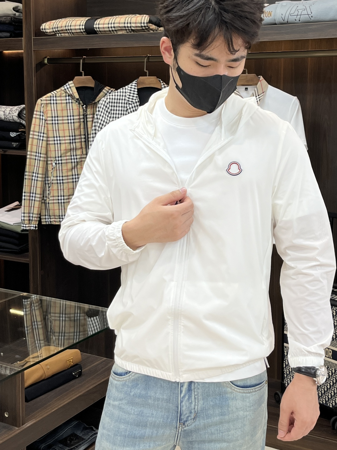 NO:162445,The main recommendation of moncler 2025ss early spring new style released a fashionable coat of hooded skin, a popular summer sunscreen jacket, which makes you feel comfortable and slim, lazy and casual, combined with clean and simple colors, it is particularly pleasing to look at, suitable for daily wear~ I love to launch sports items embellished with vitality prints to welcome the arrival of the warm season. Size M-3XL H2025 new model is launched, christian louboutin, Moncler, jackets & coats, hats, alexander wang19860909主推 moncler 2025ss早春新款发布蒙口连帽皮肤衣时尚外套,夏季爆款防晒外套,穿上就是舒适自在又显瘦的存在,慵懒而随性,结合干净简单的色系就特别耐看,适合日常穿着~倾情推出缀饰活力印花的运动单品,迎接温暖季节的到来. 尺码M-3XL H2025新款首发,,christian louboutin,Moncler,jackets & coats,hats,alexander wang,Men's clothing