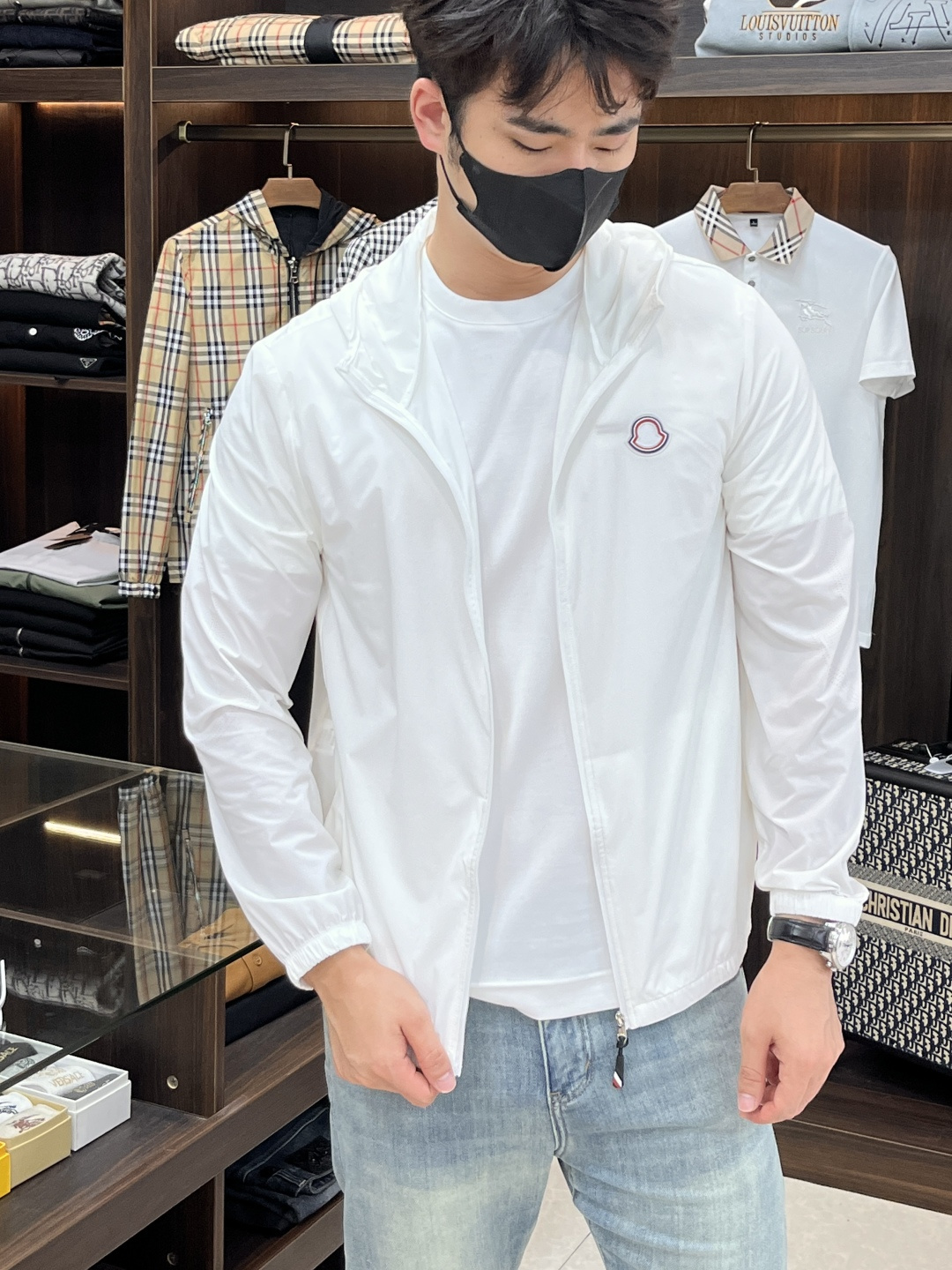 NO:149835,The main recommendation of moncler 2025ss early spring new style released a fashionable coat of hooded skin, a popular summer sunscreen jacket, which makes you feel comfortable and slim, lazy and casual, combined with clean and simple colors, it is particularly pleasing to look at, suitable for daily wear~ I love to launch sports items embellished with vitality prints to welcome the arrival of the warm season. Size M-3XL H2025 new model is launched, christian louboutin, Moncler, jackets & coats, hats, alexander wang19860909主推 moncler 2025ss早春新款发布蒙口连帽皮肤衣时尚外套,夏季爆款防晒外套,穿上就是舒适自在又显瘦的存在,慵懒而随性,结合干净简单的色系就特别耐看,适合日常穿着~倾情推出缀饰活力印花的运动单品,迎接温暖季节的到来. 尺码M-3XL H2025新款首发,,christian louboutin,Moncler,jackets & coats,hats,alexander wang,Men's clothing