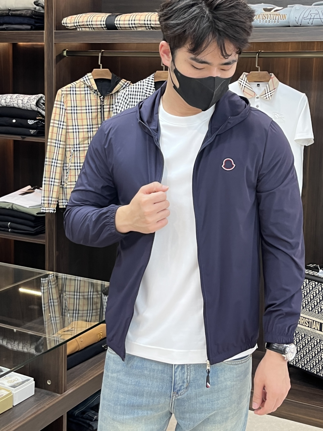 NO:149884,The main recommendation of moncler 2025ss early spring new style released a fashionable coat of hooded skin, a popular summer sunscreen jacket, which makes you feel comfortable and slim, lazy and casual, combined with clean and simple colors, it is particularly pleasing to look at, suitable for daily wear~ I love to launch sports items embellished with vitality prints to welcome the arrival of the warm season. Size M-3XL H2025 new model is launched, christian louboutin, Moncler, jackets & coats, hats, alexander wang19860909主推 moncler 2025ss早春新款发布蒙口连帽皮肤衣时尚外套,夏季爆款防晒外套,穿上就是舒适自在又显瘦的存在,慵懒而随性,结合干净简单的色系就特别耐看,适合日常穿着~倾情推出缀饰活力印花的运动单品,迎接温暖季节的到来. 尺码M-3XL H2025新款首发,,christian louboutin,Moncler,jackets & coats,hats,alexander wang,Men's clothing