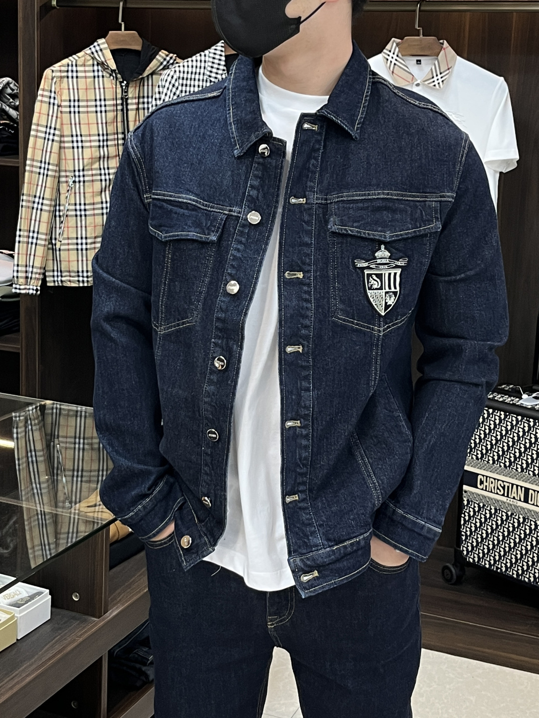 NO:162446,Main push suit Pants Fendi 25SS new denim suit denim top is equipped with a flip chest pocket. Vertical side patch pockets and adjustable side straps at the back waist. Logo nail button closure. Dark blue denim fabric material. FENDI seal is embroidered on the chest. Jeans jeans straight-tailed standard five-pocket pants. Customized rivets and buttons. Invisible zipper closure. Denim dark blue fabric material. FENDI seal is embroidered on the right back pocket, and black FENDl logo black leather on the back. The whole suit is very unique and fashionable, and the matching effect is better. It is highly recommended!  Top size 46 48 50 52 Pants size 30 31 32 33 34 36,,fendi,fendi,jeans,alexander wang19860909主推衣 裤 Fendi 芬迪 25SS新款牛仔套装牛仔上衣配有翻盖胸袋.后腰部配竖向侧贴袋和可调节侧带.徽标钉饰纽扣开合.深蓝色牛仔面料材质.胸前绣有FENDI饰章. 牛仔裤牛仔裤直筒剪裁标准版型五口袋裤.饰有定制化铆钉和纽扣.隐形拉链开合.牛仔深蓝色布料材质.右后袋绣有FENDI饰章,背面黑色FENDl标志黑色皮革. 整款套装非常独特时尚,配套一起效果更佳,强烈推荐！ 上衣码数46 48 50 52 裤子码数30 31 32 33 34 36,,fendi,fendi,jeans,alexander wang,Men's clothing