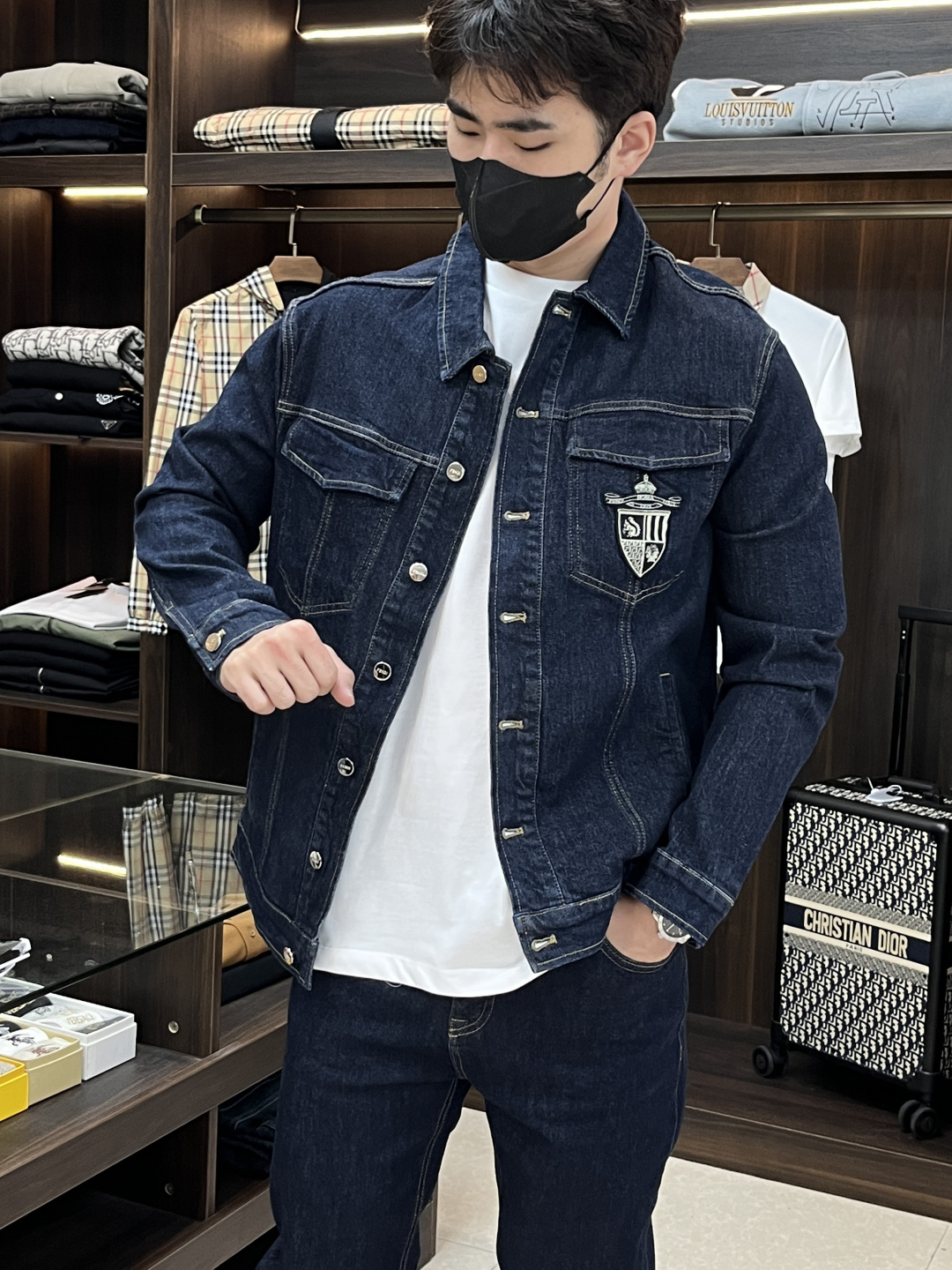 NO:149841,Main push suit Pants Fendi 25SS new denim suit denim top is equipped with a flip chest pocket. Vertical side patch pockets and adjustable side straps at the back waist. Logo nail button closure. Dark blue denim fabric material. FENDI seal is embroidered on the chest. Jeans jeans straight-tailed standard five-pocket pants. Customized rivets and buttons. Invisible zipper closure. Denim dark blue fabric material. FENDI seal is embroidered on the right back pocket, and black FENDl logo black leather on the back. The whole suit is very unique and fashionable, and the matching effect is better. It is highly recommended!  Top size 46 48 50 52 Pants size 30 31 32 33 34 36,,fendi,fendi,jeans,alexander wang19860909主推衣 裤 Fendi 芬迪 25SS新款牛仔套装牛仔上衣配有翻盖胸袋.后腰部配竖向侧贴袋和可调节侧带.徽标钉饰纽扣开合.深蓝色牛仔面料材质.胸前绣有FENDI饰章. 牛仔裤牛仔裤直筒剪裁标准版型五口袋裤.饰有定制化铆钉和纽扣.隐形拉链开合.牛仔深蓝色布料材质.右后袋绣有FENDI饰章,背面黑色FENDl标志黑色皮革. 整款套装非常独特时尚,配套一起效果更佳,强烈推荐！ 上衣码数46 48 50 52 裤子码数30 31 32 33 34 36,,fendi,fendi,jeans,alexander wang,Men's clothing