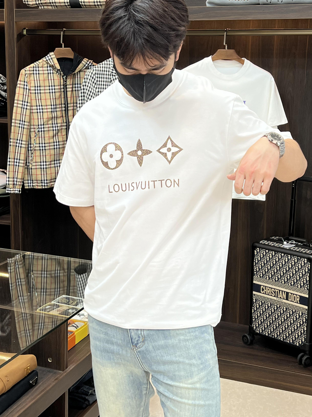 NO:159745,The main recommendation Gucci is exclusively designed for the new spring Gucci fashion casual round neck short sleeves, pure cotton fabric original single craft high-end European version original single T-shirt, trendy and fashionable casual half-sleeved, breathable and comfortable, impeccable details, brand element design concept, reflecting high quality. It presents casual cut, and the upper body style is superb!  Code number Xs-XL H2025 new model first release, gucci, gucci, T-shirt, tees, t-shirt, alexander wang19860909主推 Gucci 独家专供春季新款古驰时尚休闲圆领短袖,纯棉面料原单工艺高端欧版原单T恤,潮流时尚休闲半袖 透气舒适度高,细节无可挑剔,品牌元素设计理念,体现高品质.呈现休闲裁剪,上身版型超赞！ 码数Xs-XL H2025新款首发,,gucci,gucci,T-shirt,tees，t-shirt,alexander wang,Men's clothing