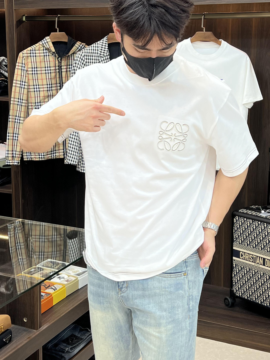 NO:159747,The main recommendation is Loewe. It is exclusively designed for the new spring style of Loewe, the original single craft of pure cotton fabric, the original single European version of the original single T-shirt, the fashionable and casual half-sleeved, the breathable and comfortable, the details are impeccable, the brand element design concept reflects high quality. It presents casual cut, and the upper body style is superb!  Code Number Xs-XL H2025 new model first release, loewe, loewe, T-shirt, tees, t-shirt, alexander wang19860909主推 Loewe 独家专供春季新款罗意威时尚休闲圆领短袖,纯棉面料原单工艺高端欧版原单T恤,潮流时尚休闲半袖 透气舒适度高,细节无可挑剔,品牌元素设计理念,体现高品质.呈现休闲裁剪,上身版型超赞！ 码数Xs-XL H2025新款首发,,loewe,loewe,T-shirt,tees，t-shirt,alexander wang,Men's clothing