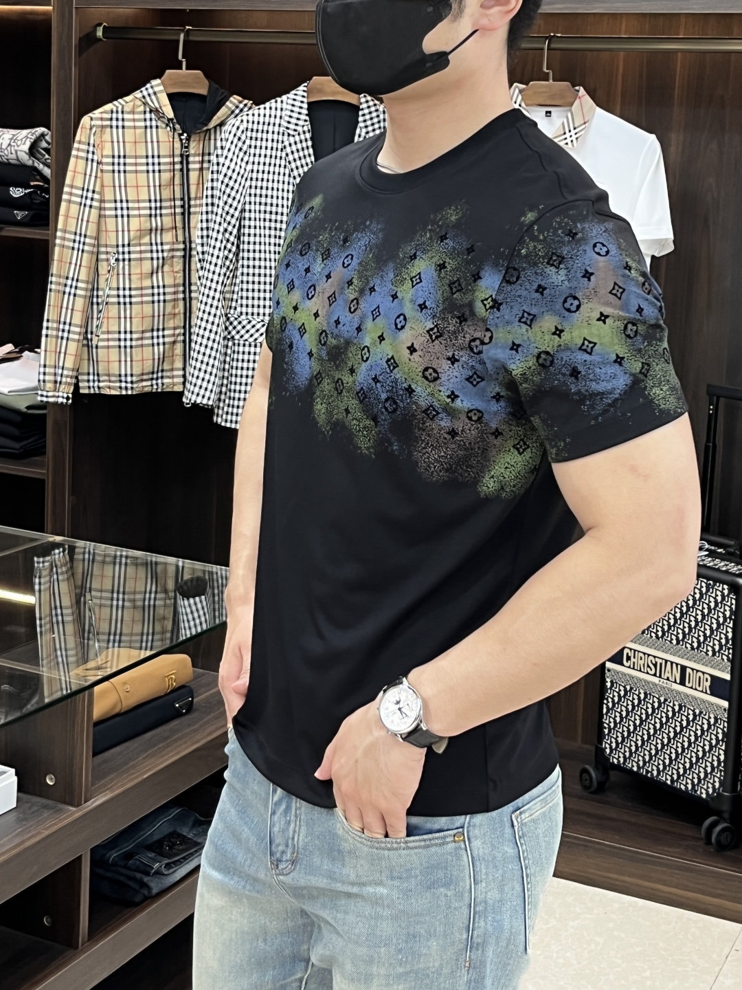 NO:159785,The main recommendation LV is exclusively designed for spring new donkey brand fashionable casual round neck short sleeves, mulberry silk knitted short sleeves, cool, breathable and sweat-absorbing original single craft high-end European version original single T-shirt, trendy and fashionable casual half-sleeved, high breathable and comfortable, impeccable details, brand element design concept, reflecting high quality. It presents casual cut, and the upper body style is excellent!  Code Number M-3XL H2025 new model first release, louis vuitton,louis vuitton,t-shirt,tees,t-shirt,alexander wang19860909主推 LV 独家专供春季新款驴牌时尚休闲圆领短袖,桑蚕丝针织起脚短袖,凉爽透气吸汗原单工艺高端欧版原单T恤,潮流时尚休闲半袖 透气舒适度高,细节无可挑剔,品牌元素设计理念,体现高品质.呈现休闲裁剪,上身版型超赞！码数M-3XL H2025新款首发,,louis vuitton,louis vuitton,T-shirt,tees，t-shirt,alexander wang,Men's clothing